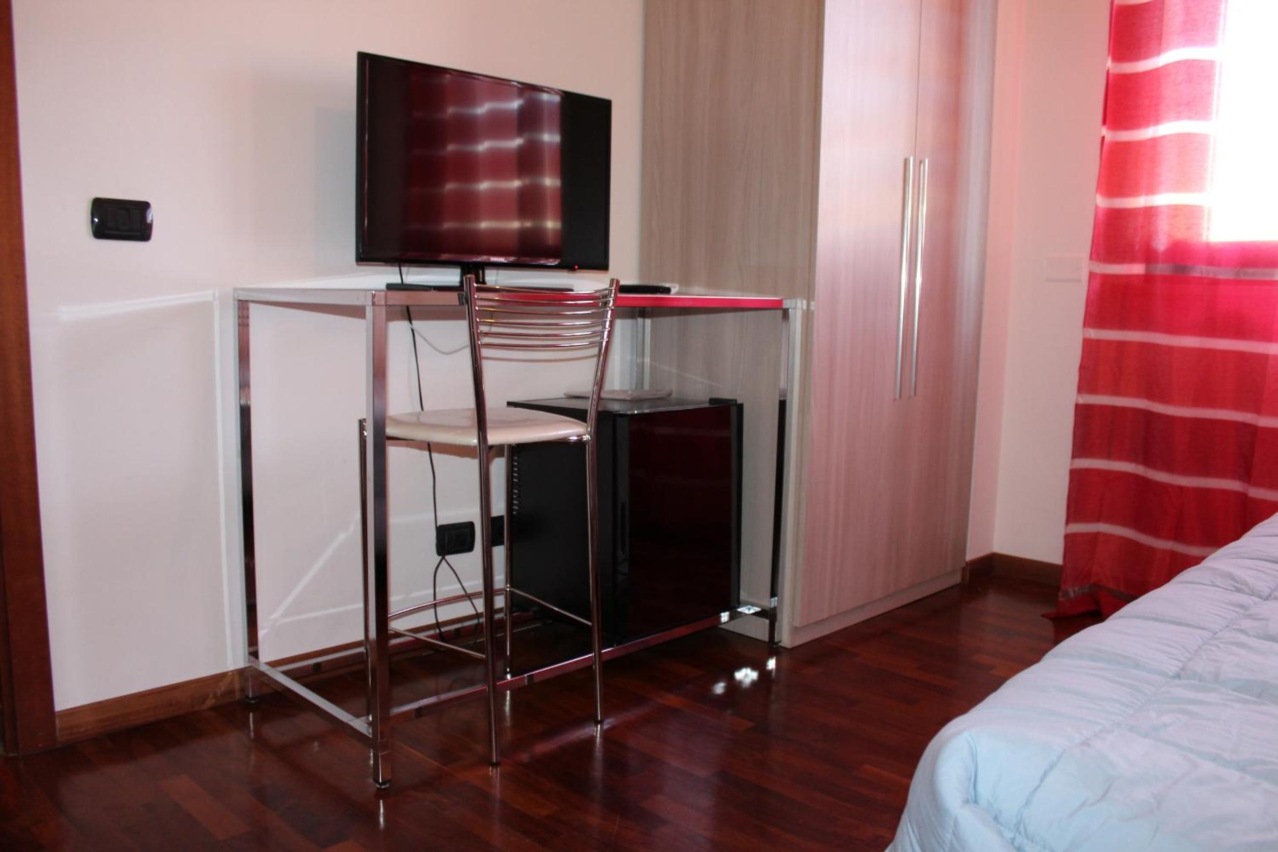 Double Room with Private Bathroom - Photo 14