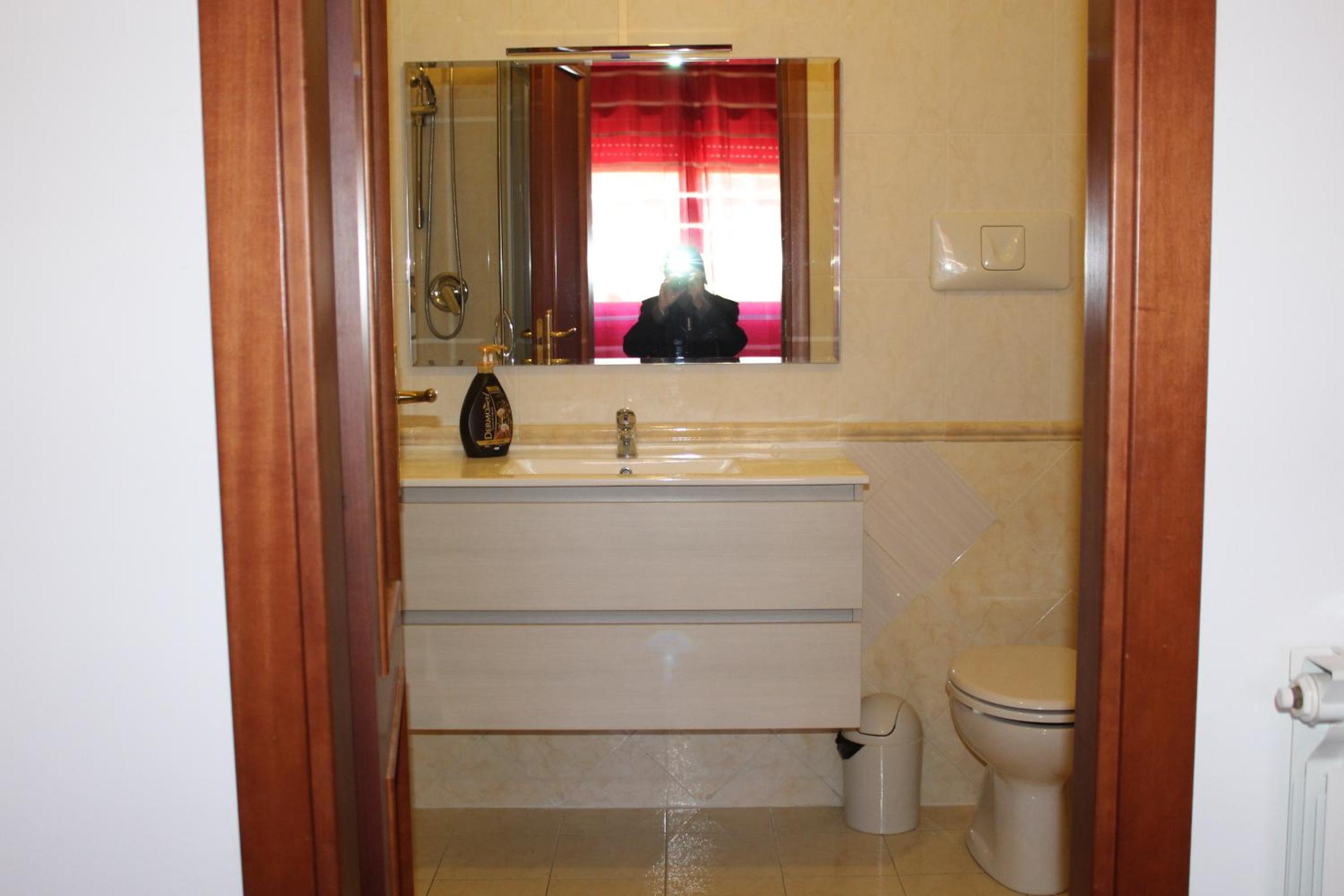 Double Room with Private Bathroom - Photo 12