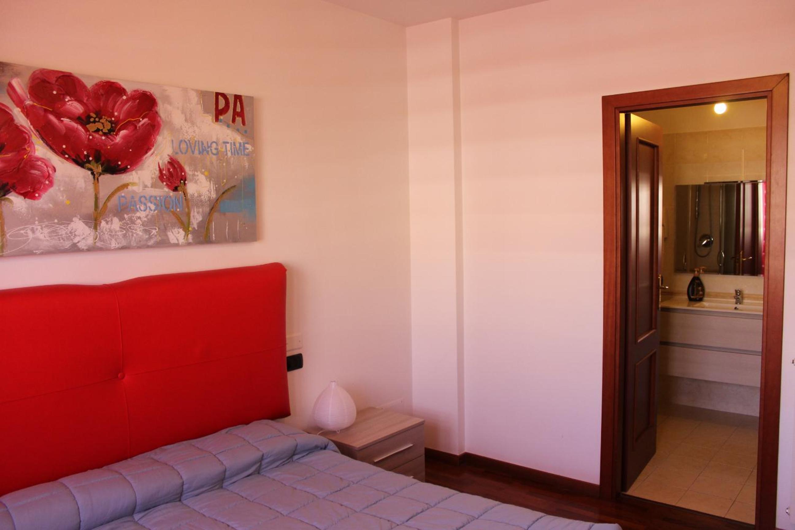 Double Room with Private Bathroom - Photo 10