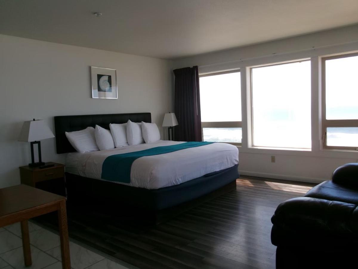 King Studio Oceanfront with Kitchenette - Corner View