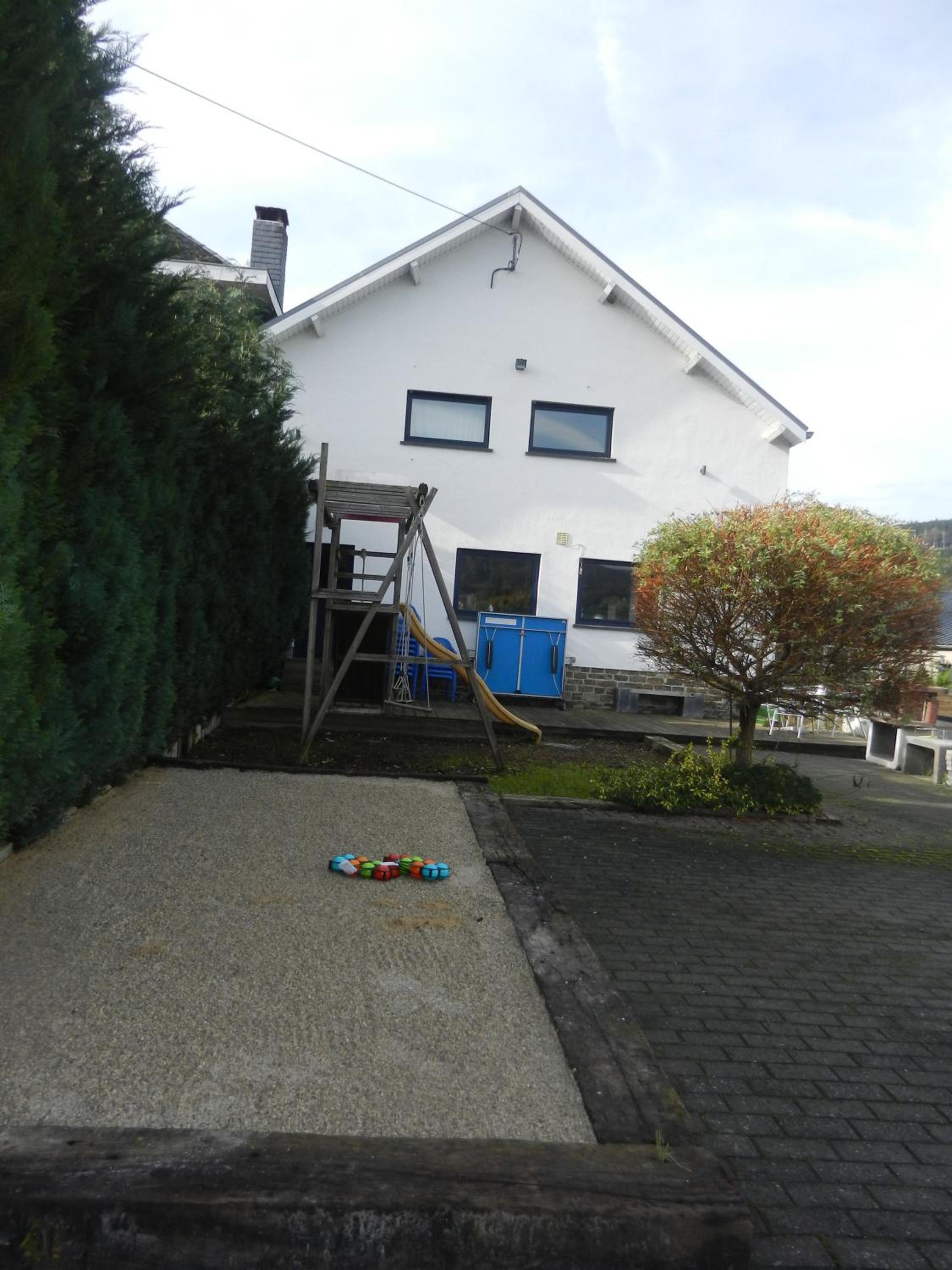 Five-Bedroom House photo 2