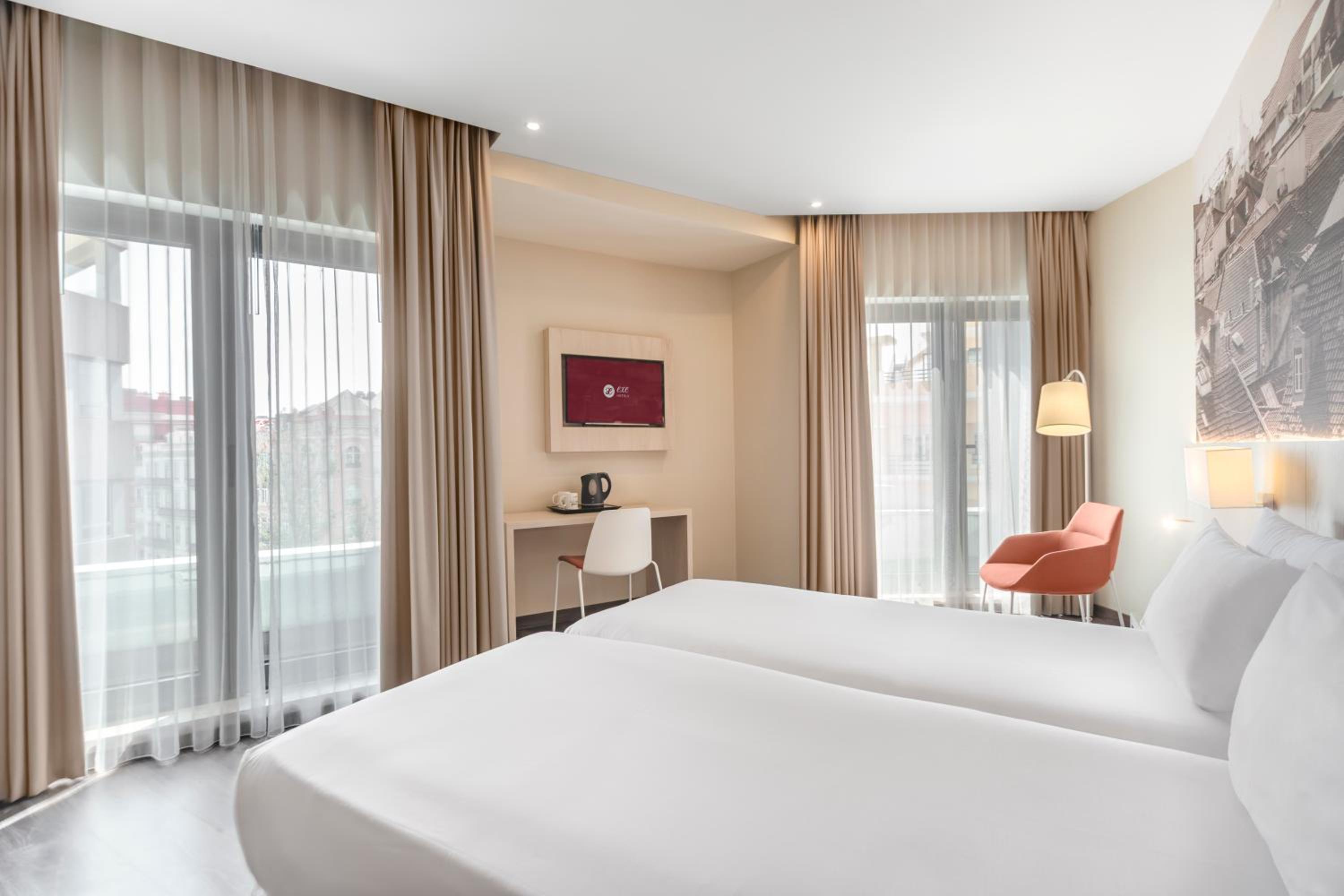 Double Room with Balcony thumbnail 5