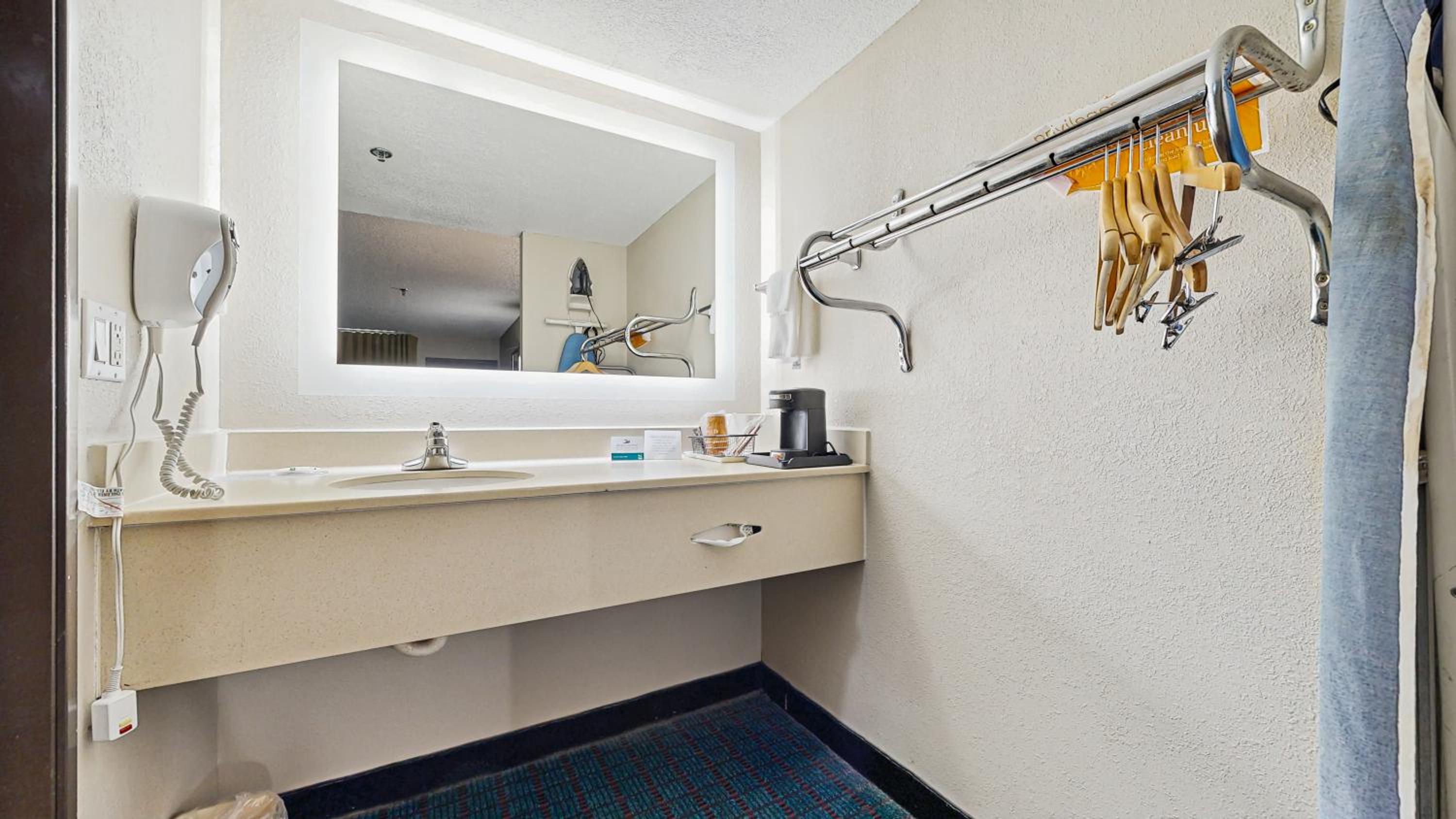King Room - Non-Smoking - Photo 5