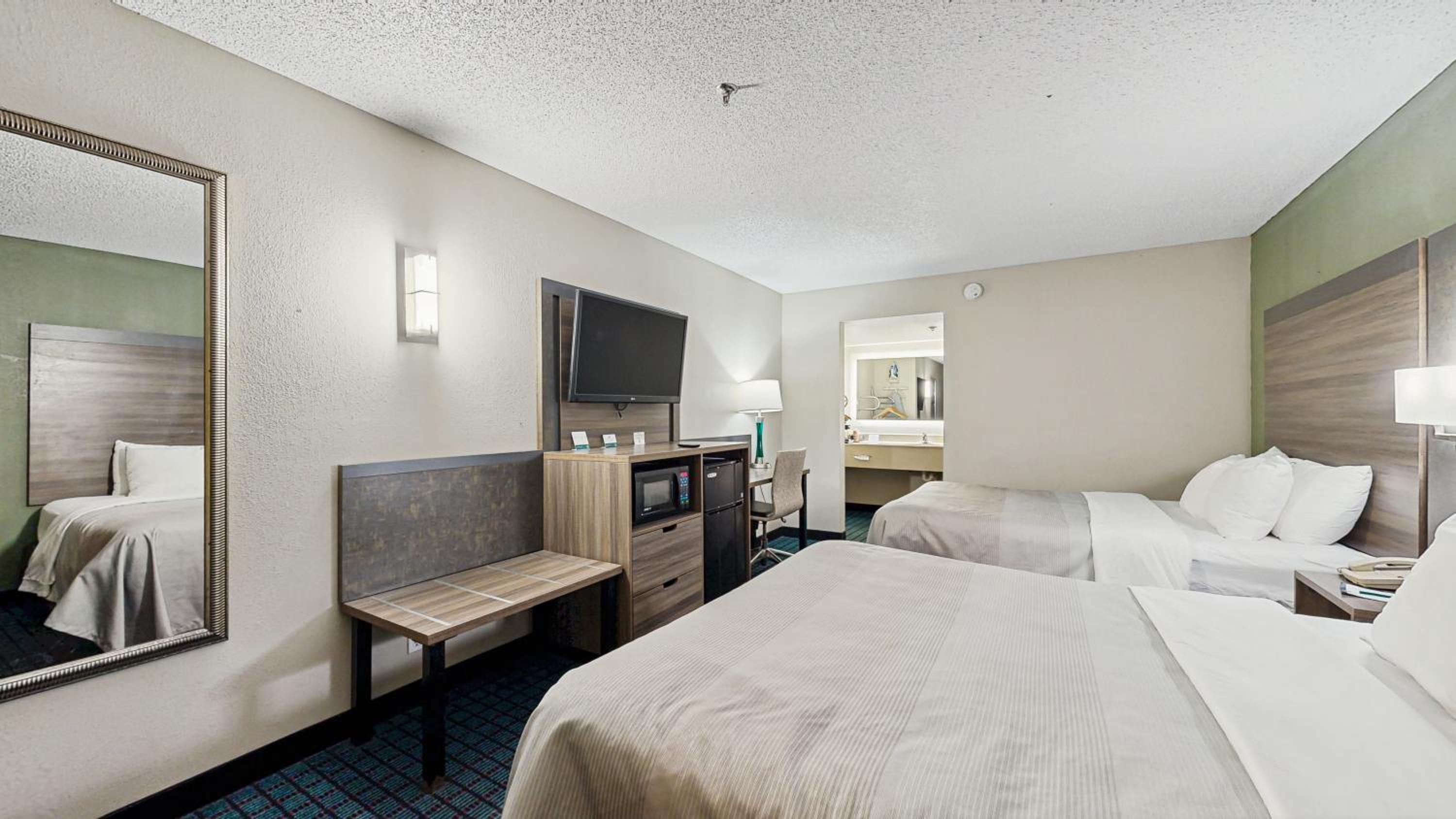 Queen Room with Two Queen Beds - Pet-Friendly/Non-Smoking - Photo 5