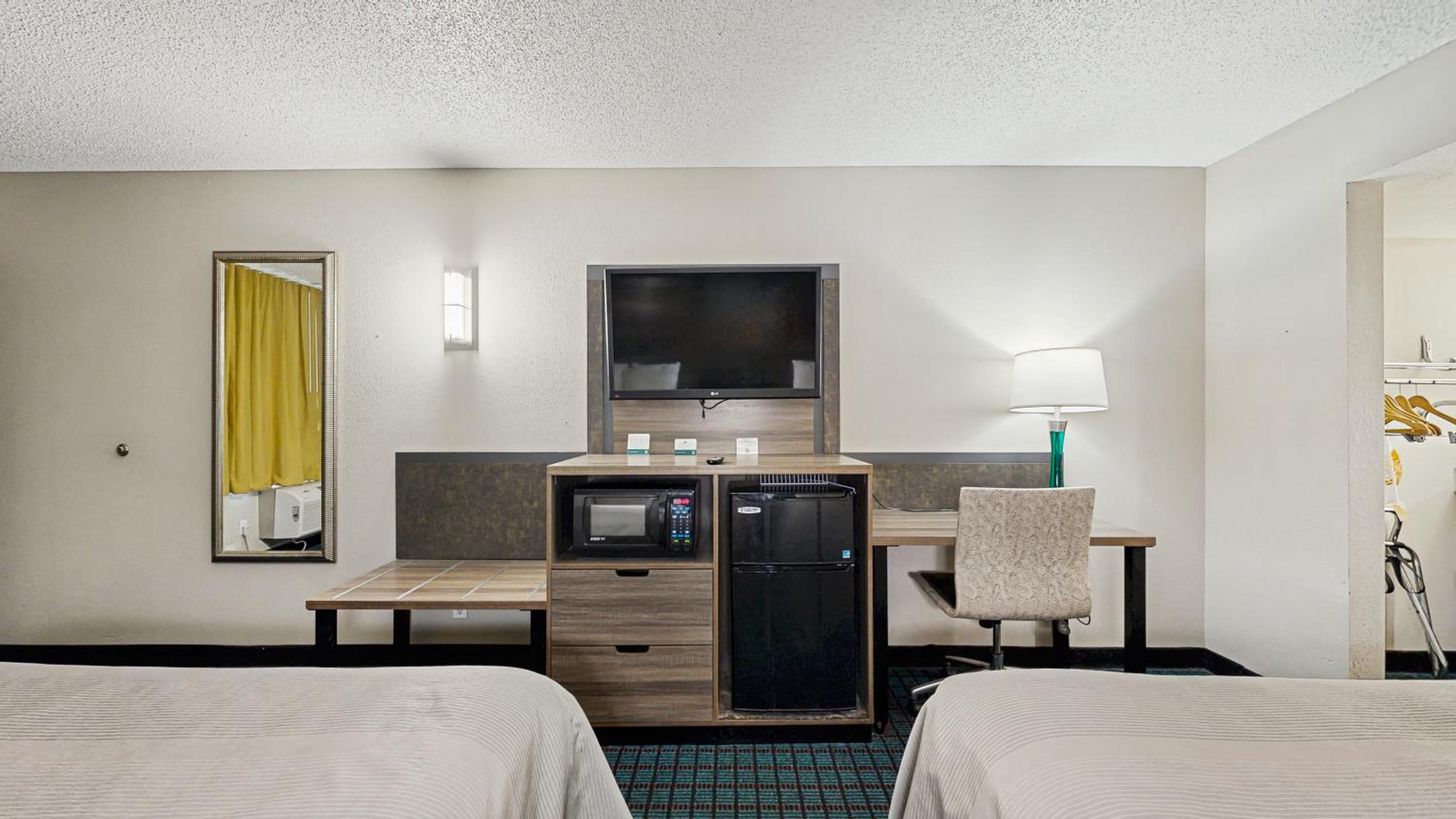 Queen Room with Two Queen Beds - Pet-Friendly/Non-Smoking - Photo 6