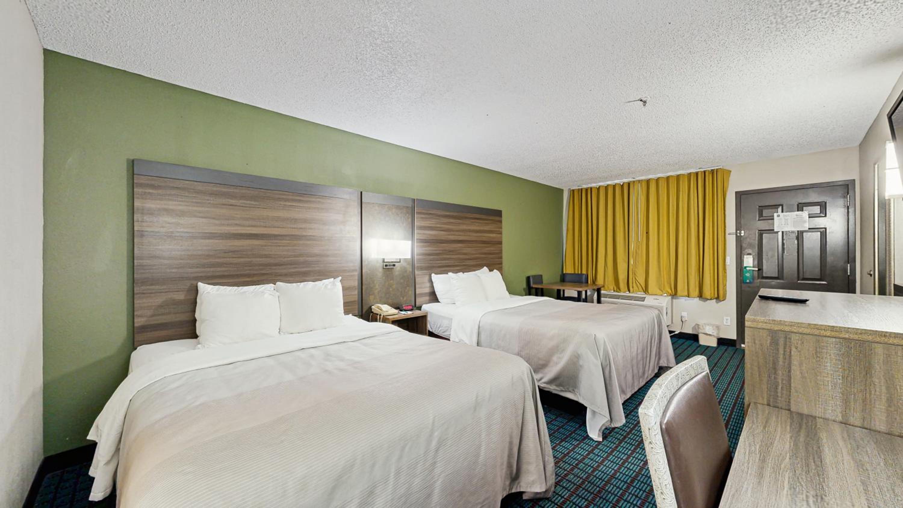 Queen Room with Two Queen Beds - Pet-Friendly/Non-Smoking - Photo 4