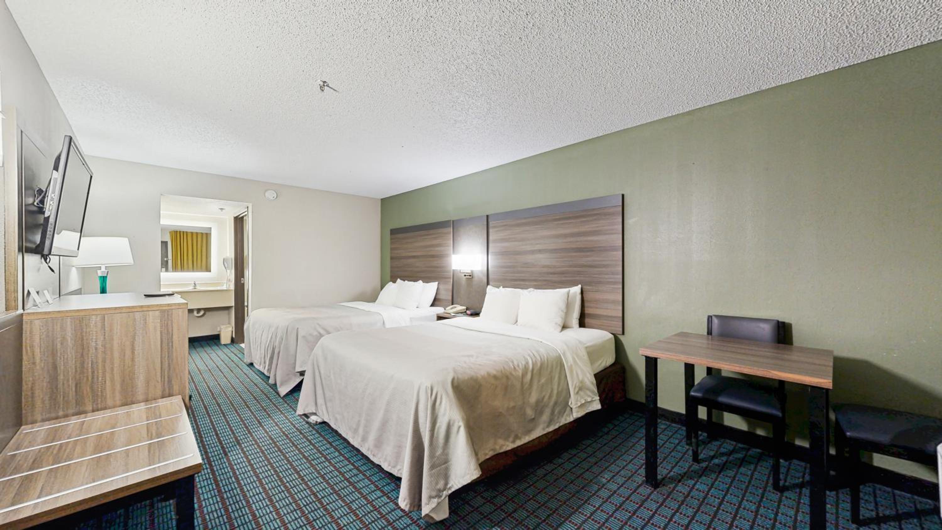 Queen Room with Two Queen Beds - Pet-Friendly/Non-Smoking - Photo 3