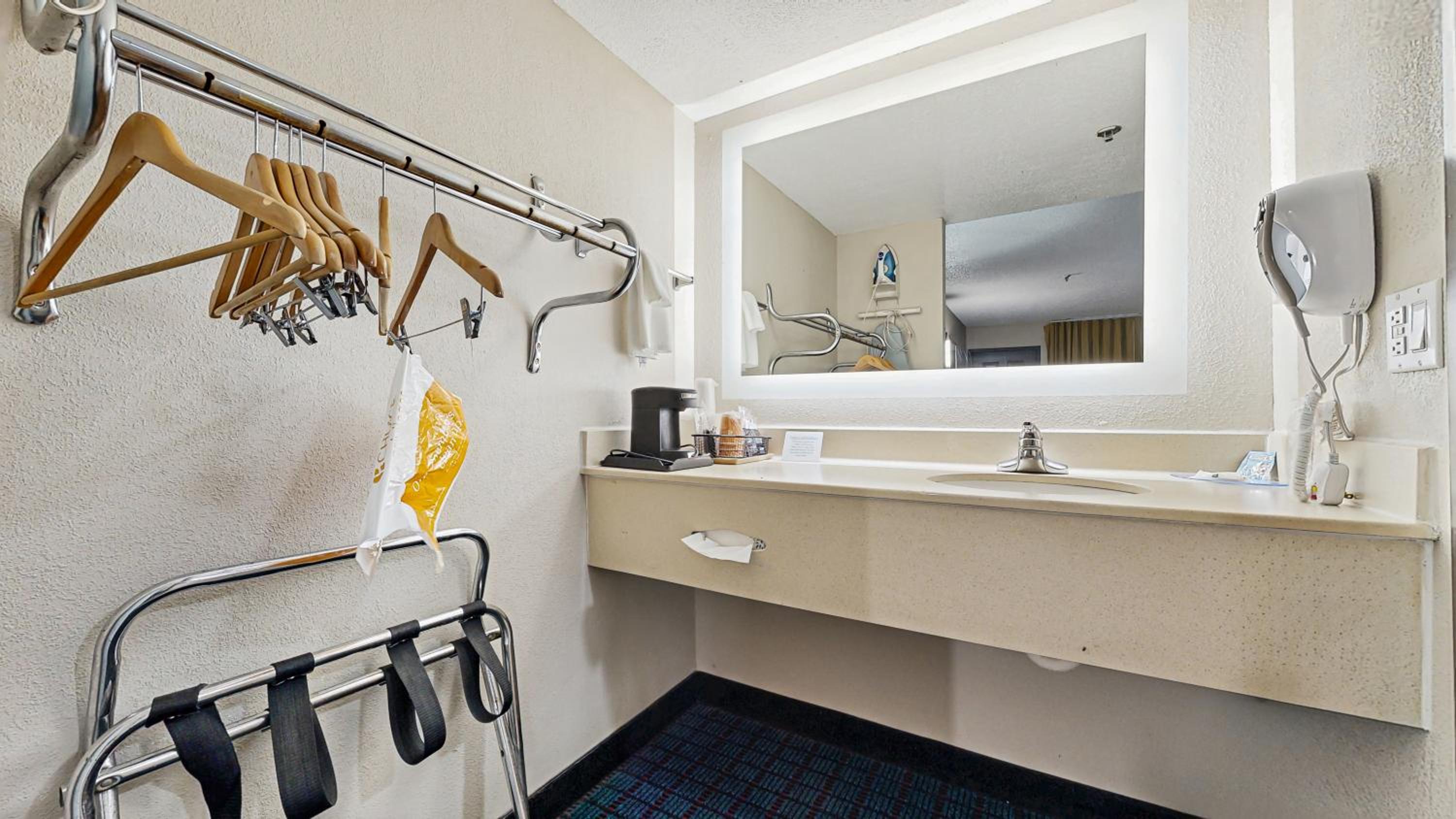 Queen Room with Two Queen Beds - Pet-Friendly/Non-Smoking - Photo 2