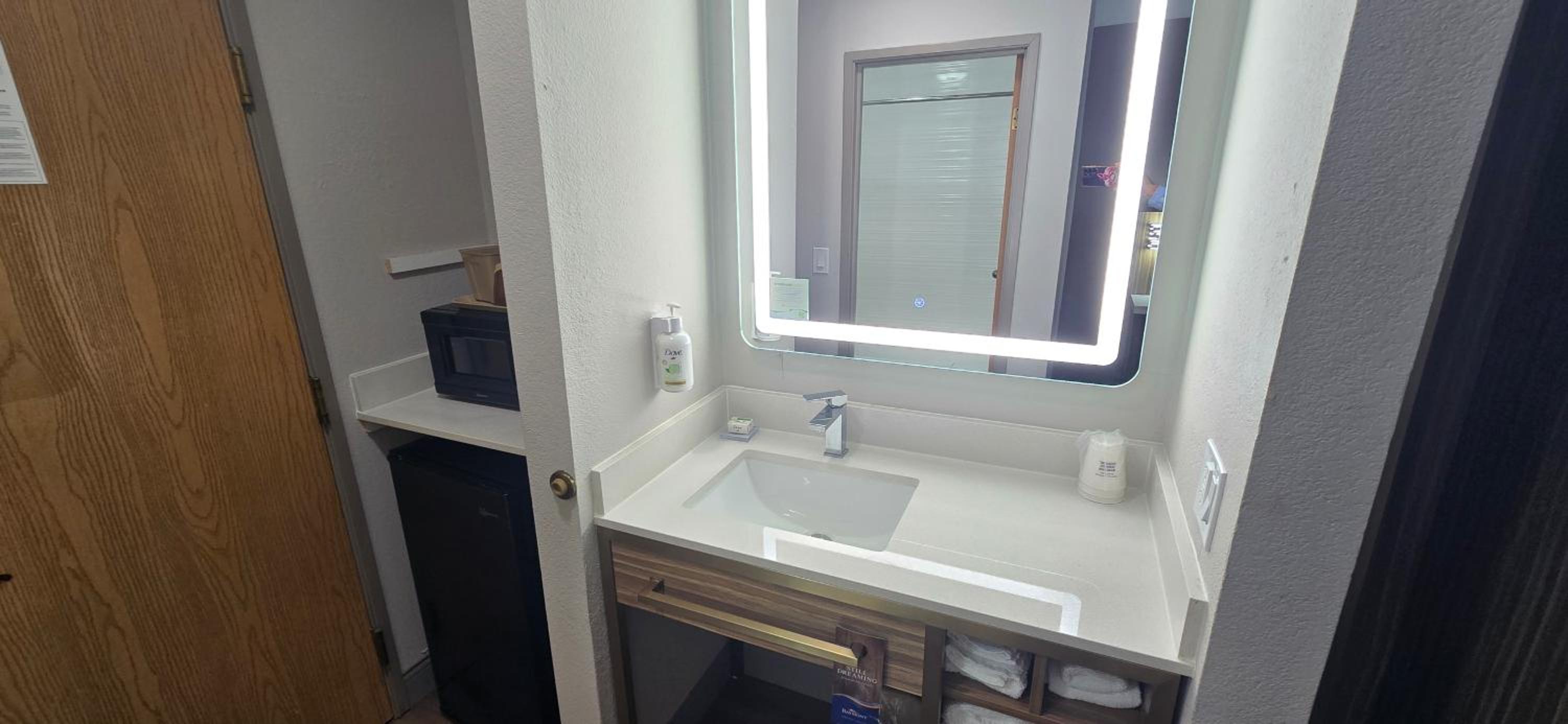 Queen Room with Roll-In Shower - Mobility/Hearing Accessible - Non-Smoking photo 3