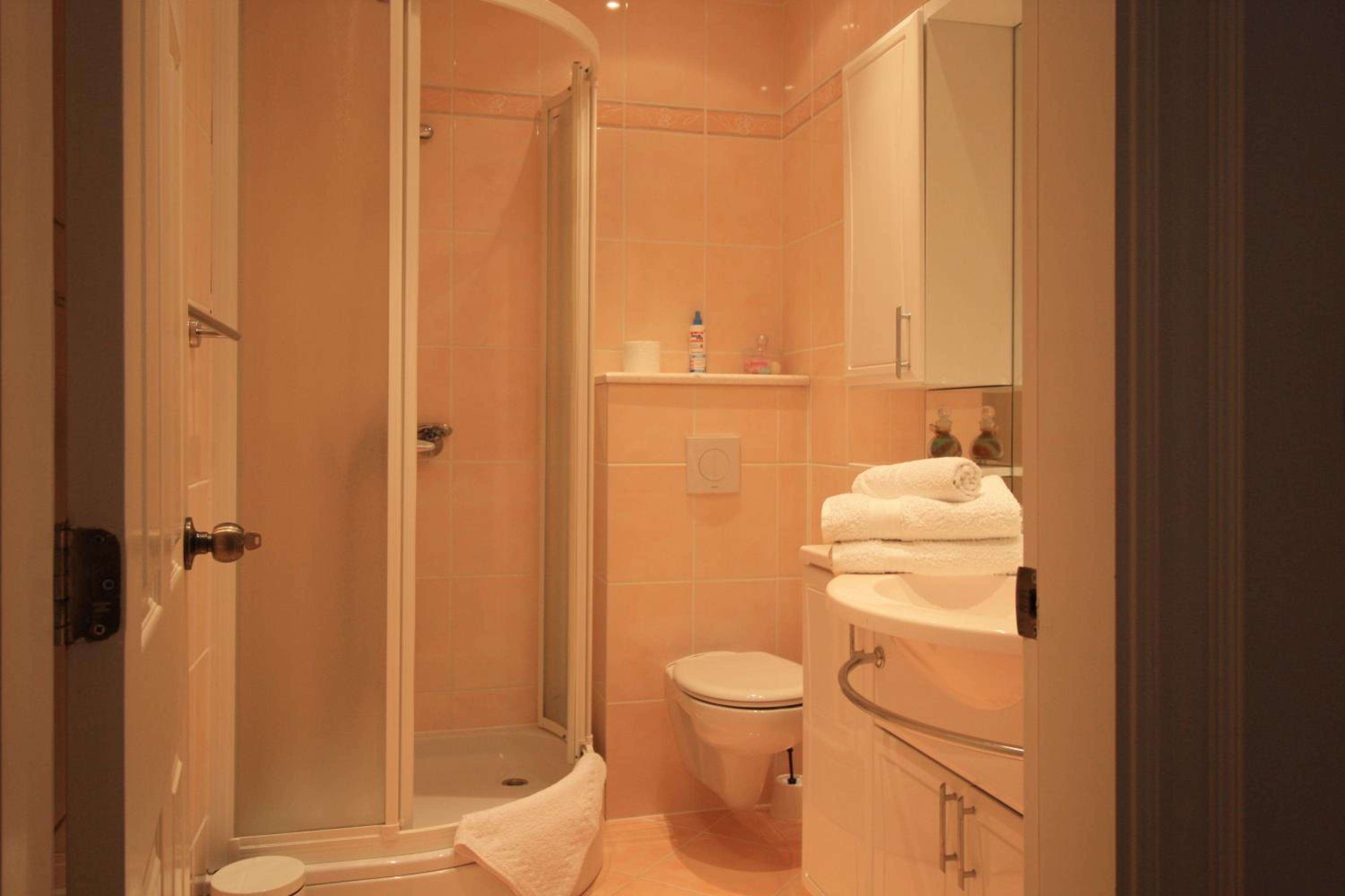 Standard Queen Room with Two Queen Beds - Photo 5