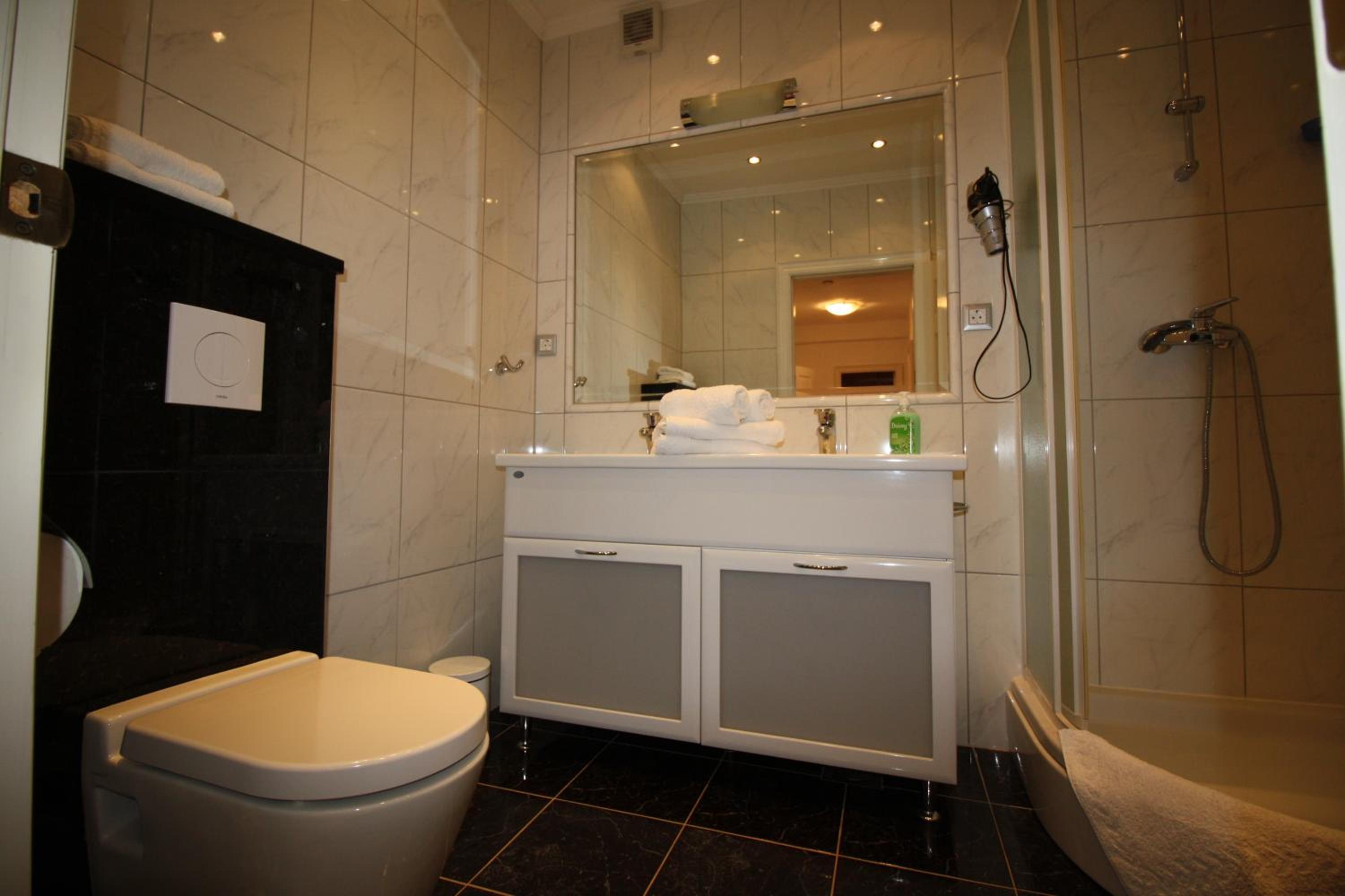 Standard Queen Room with Two Queen Beds - Photo 7