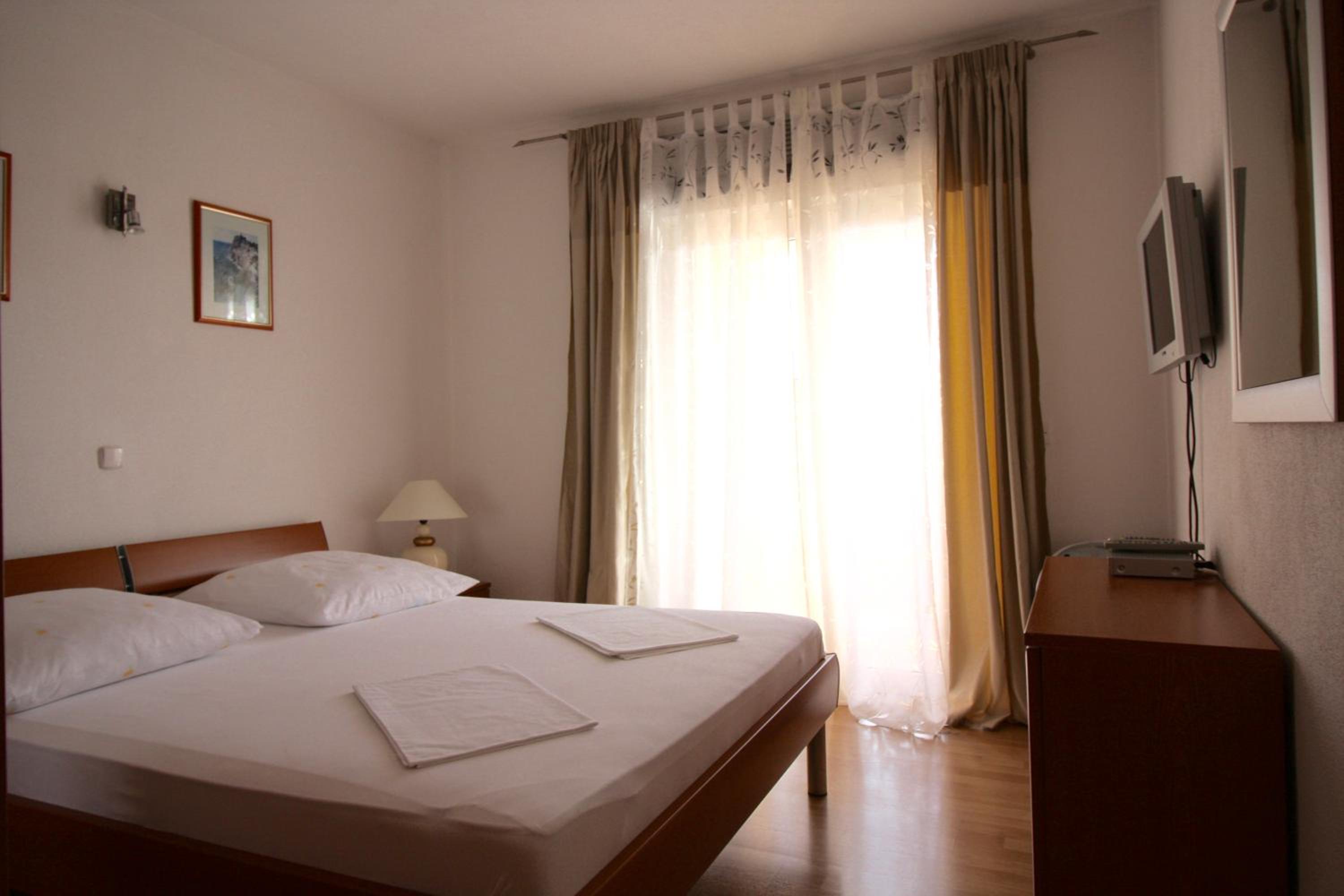 Standard Queen Room with Two Queen Beds - Photo 8