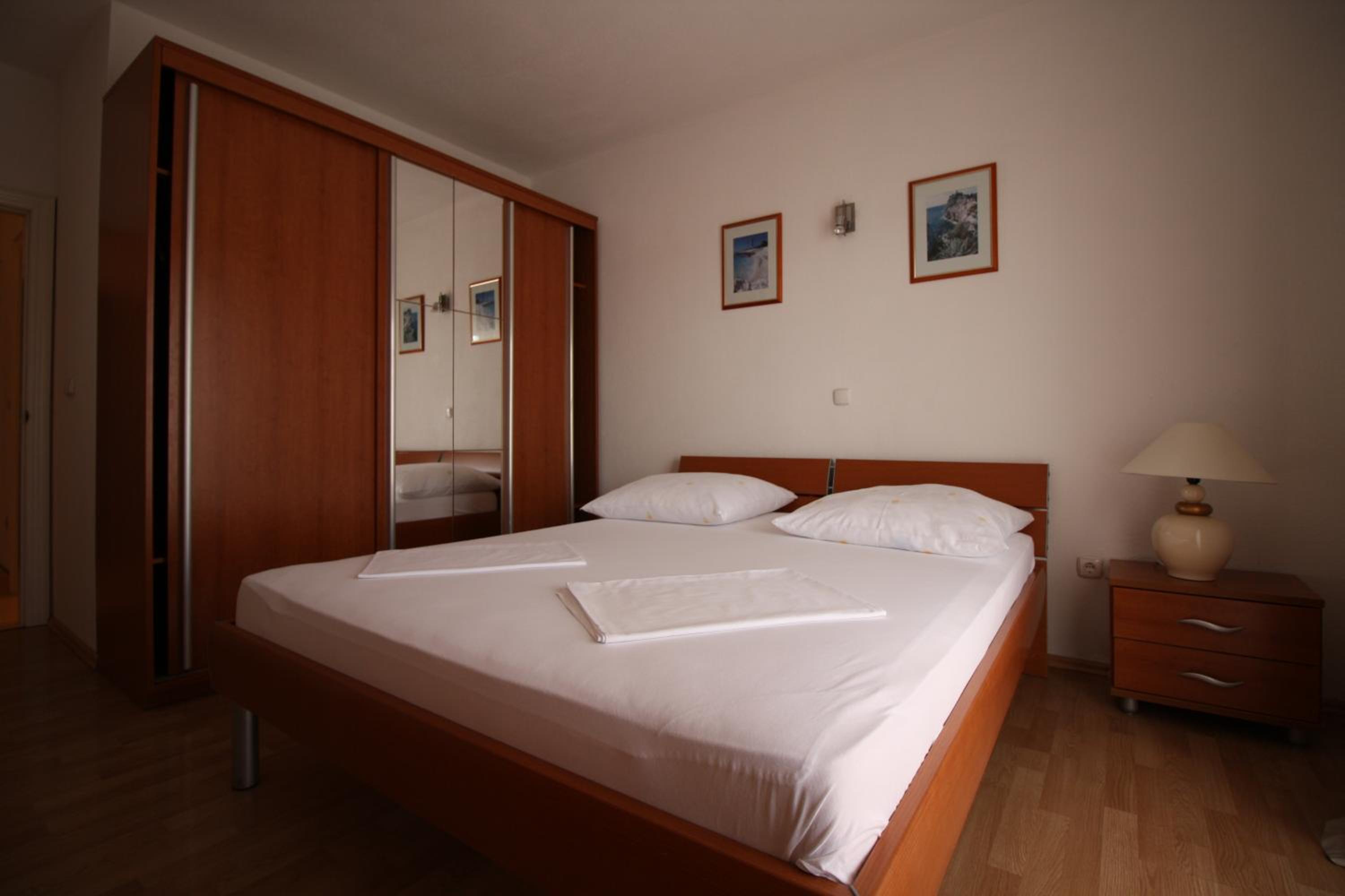 Standard Queen Room with Two Queen Beds - Photo 3
