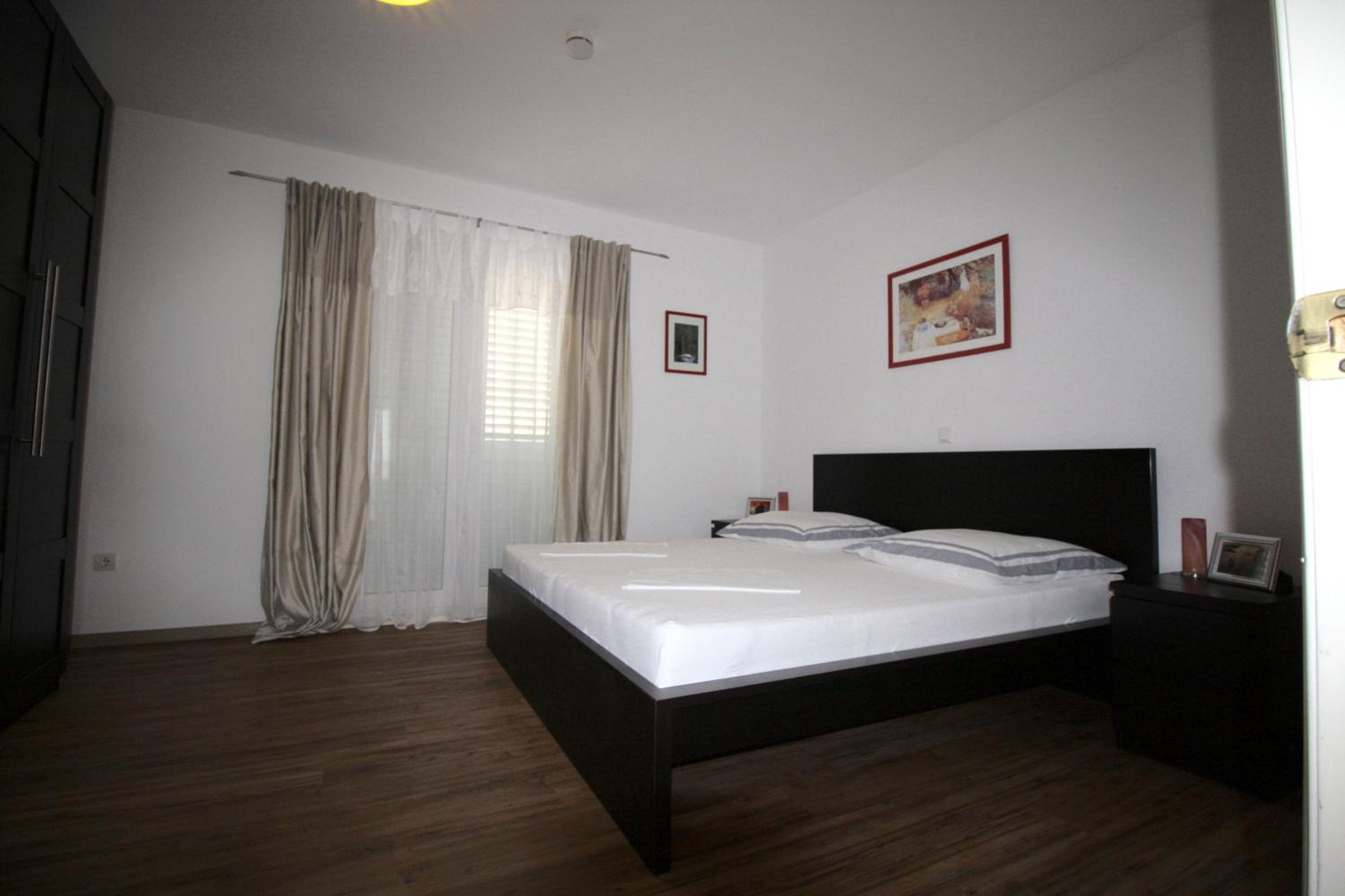 Standard Queen Room with Two Queen Beds - Photo 11