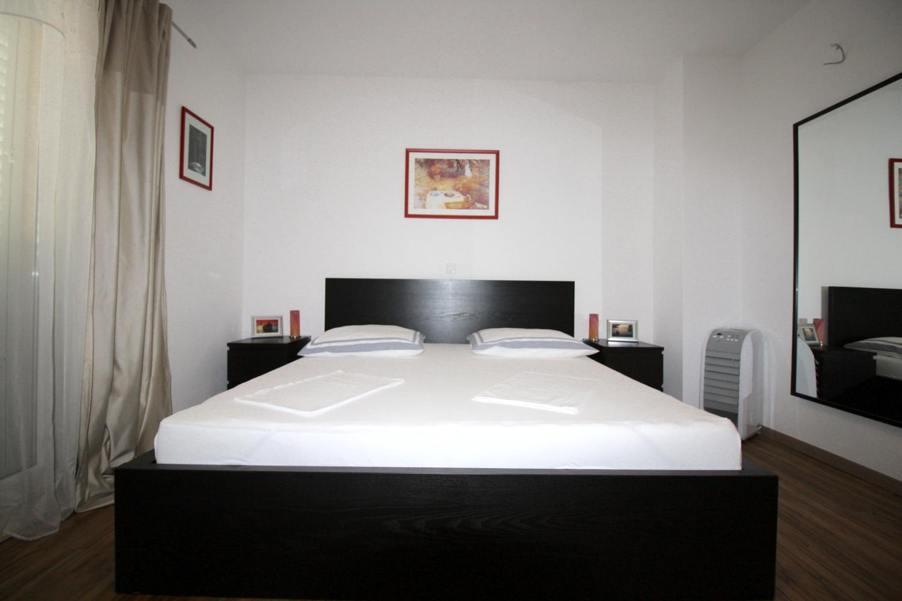 Standard Queen Room with Two Queen Beds - Photo 12