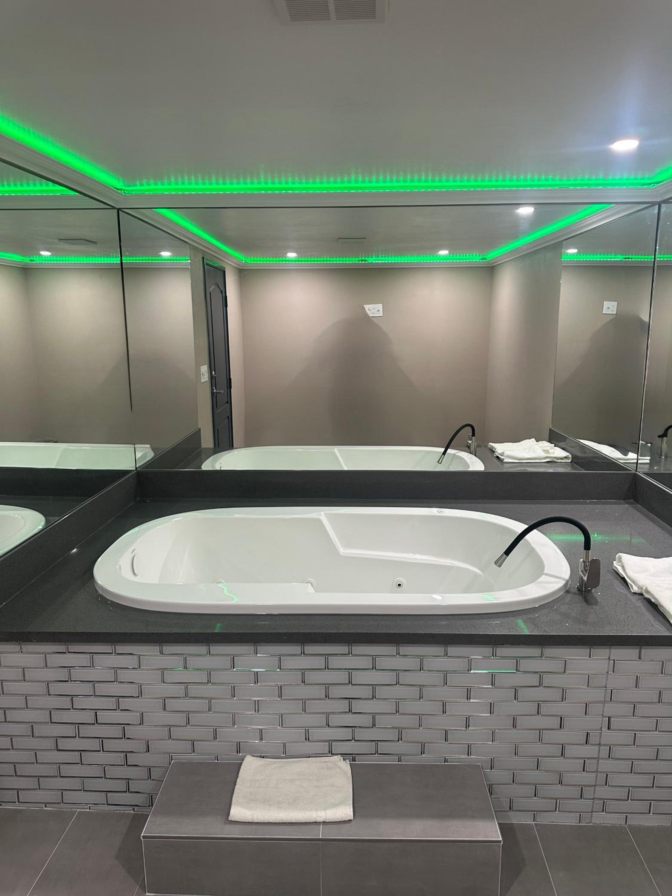 King Suite with Spa Bath - Photo 2