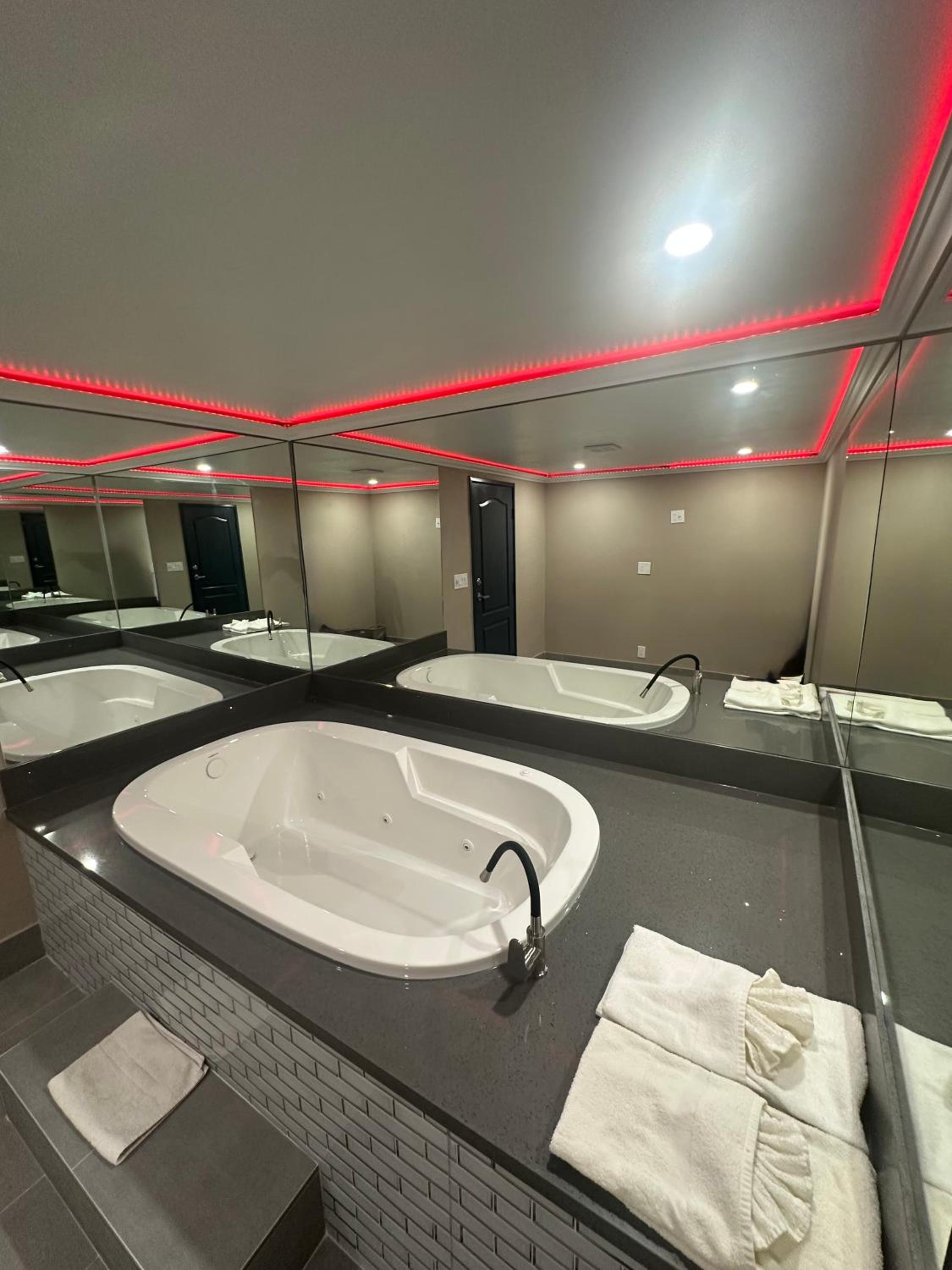King Suite with Spa Bath - Photo 1