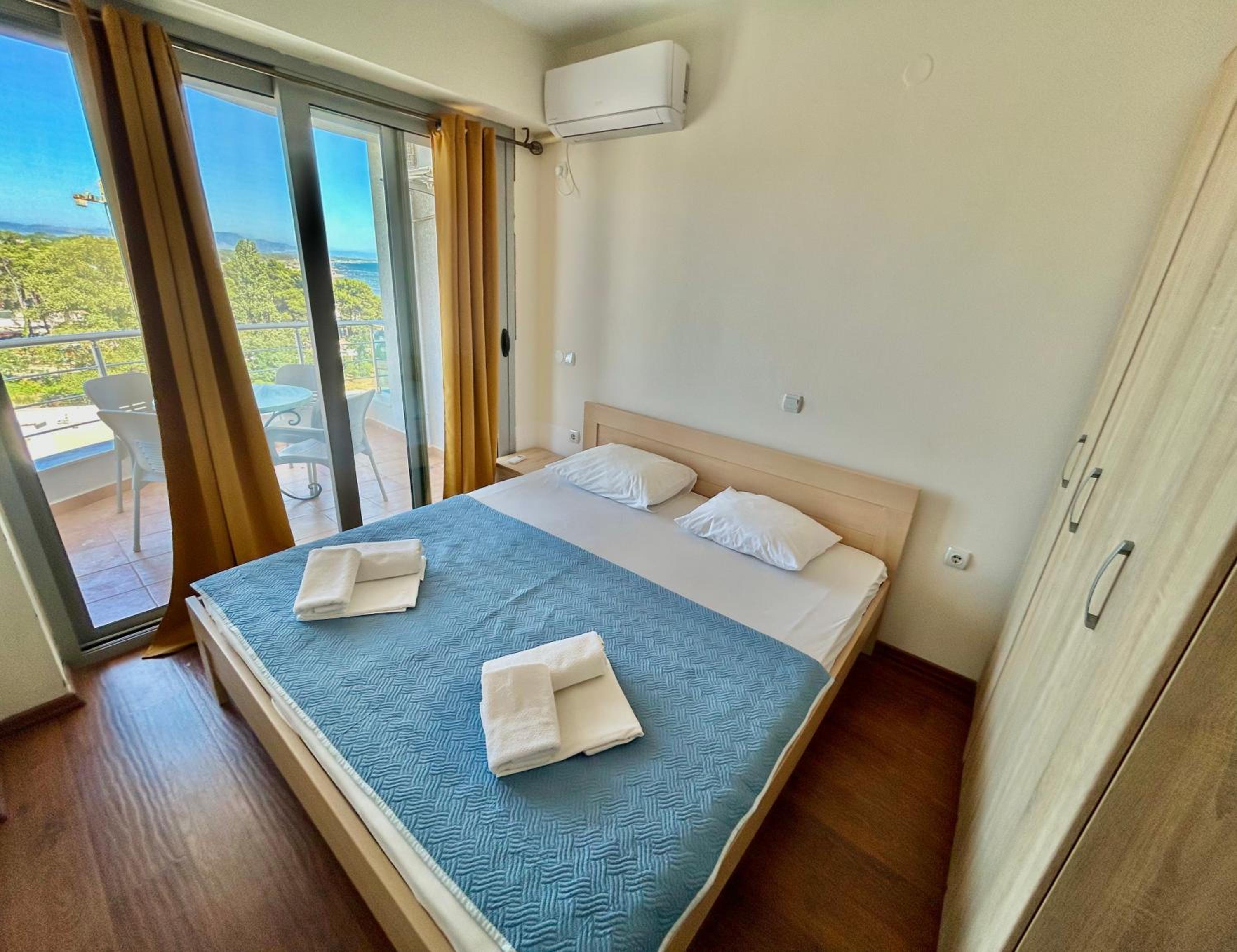 One-Bedroom Apartment with Sea View and Balcony photo 1