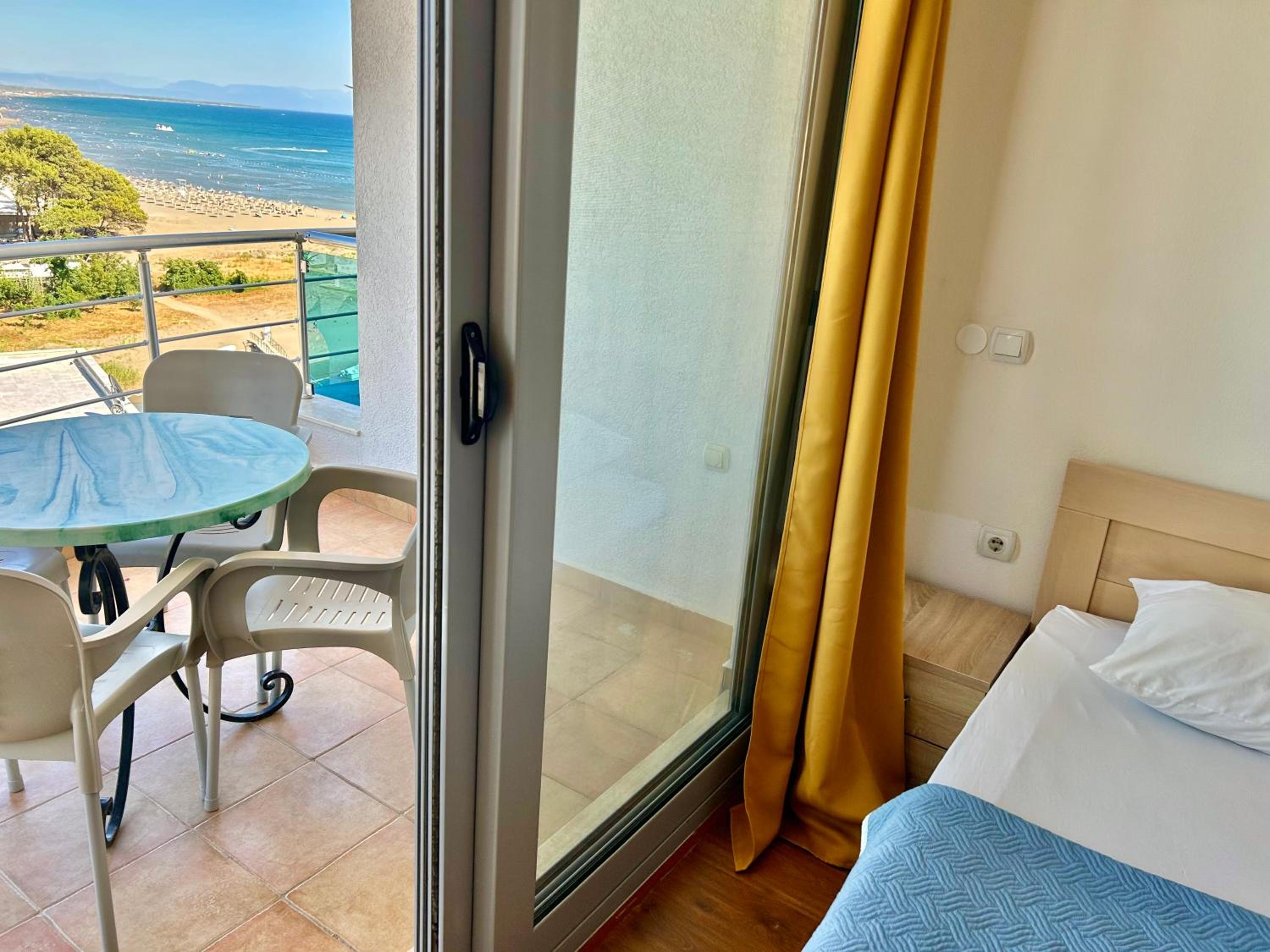 One-Bedroom Apartment with Sea View and Balcony photo 3