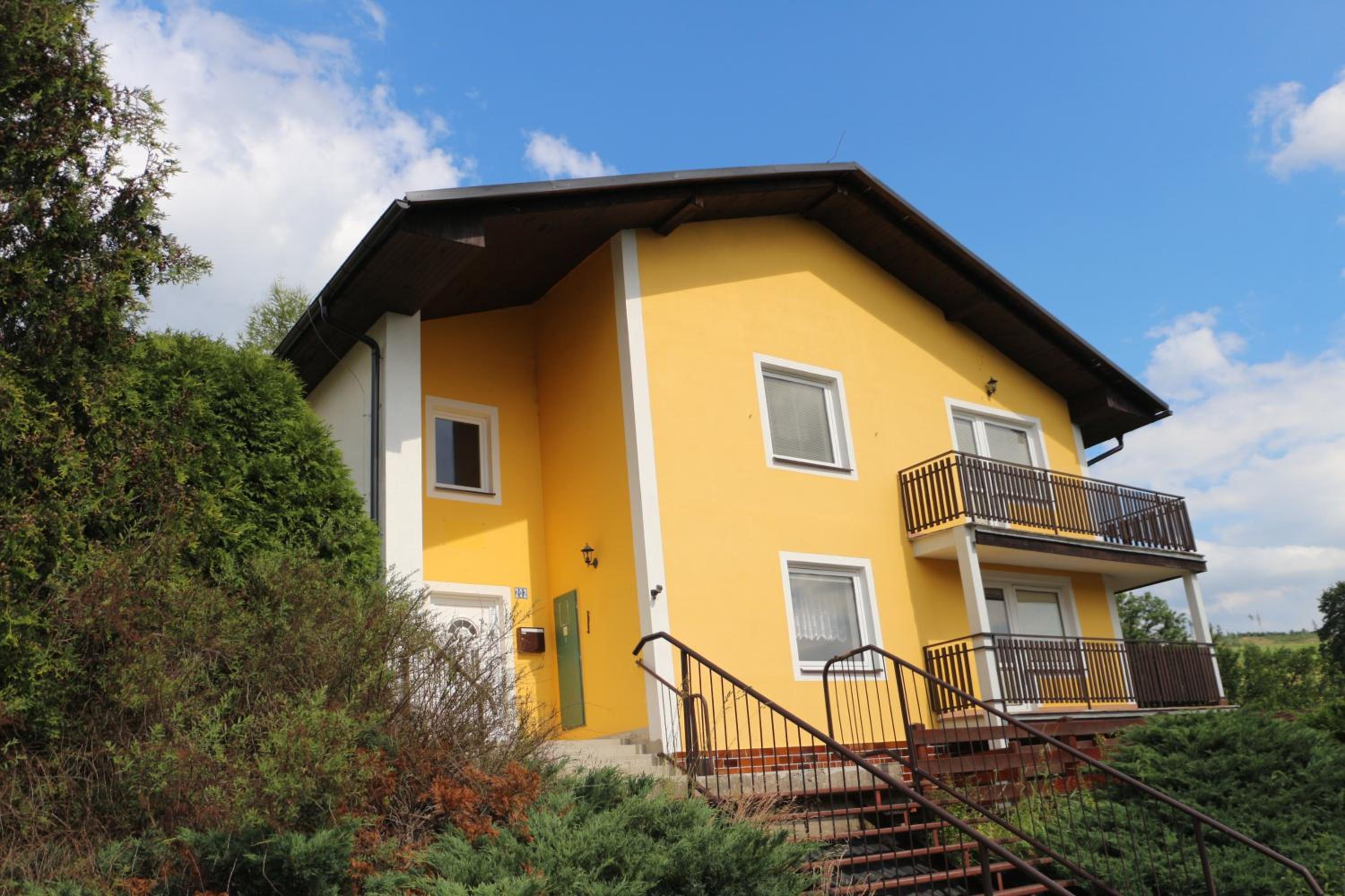 Apartment with Mountain View
