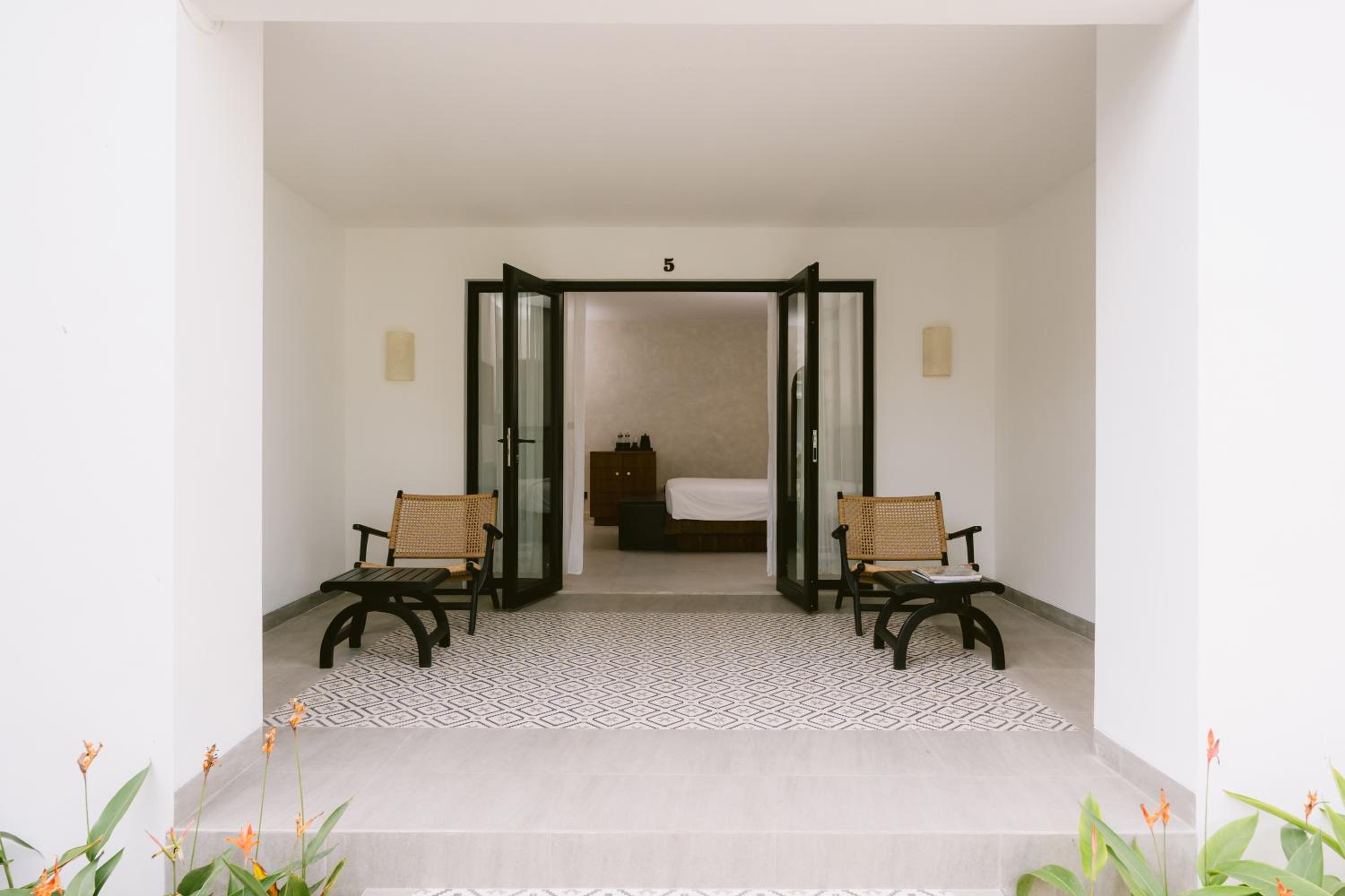 Deluxe Plus King Room - Photo 7