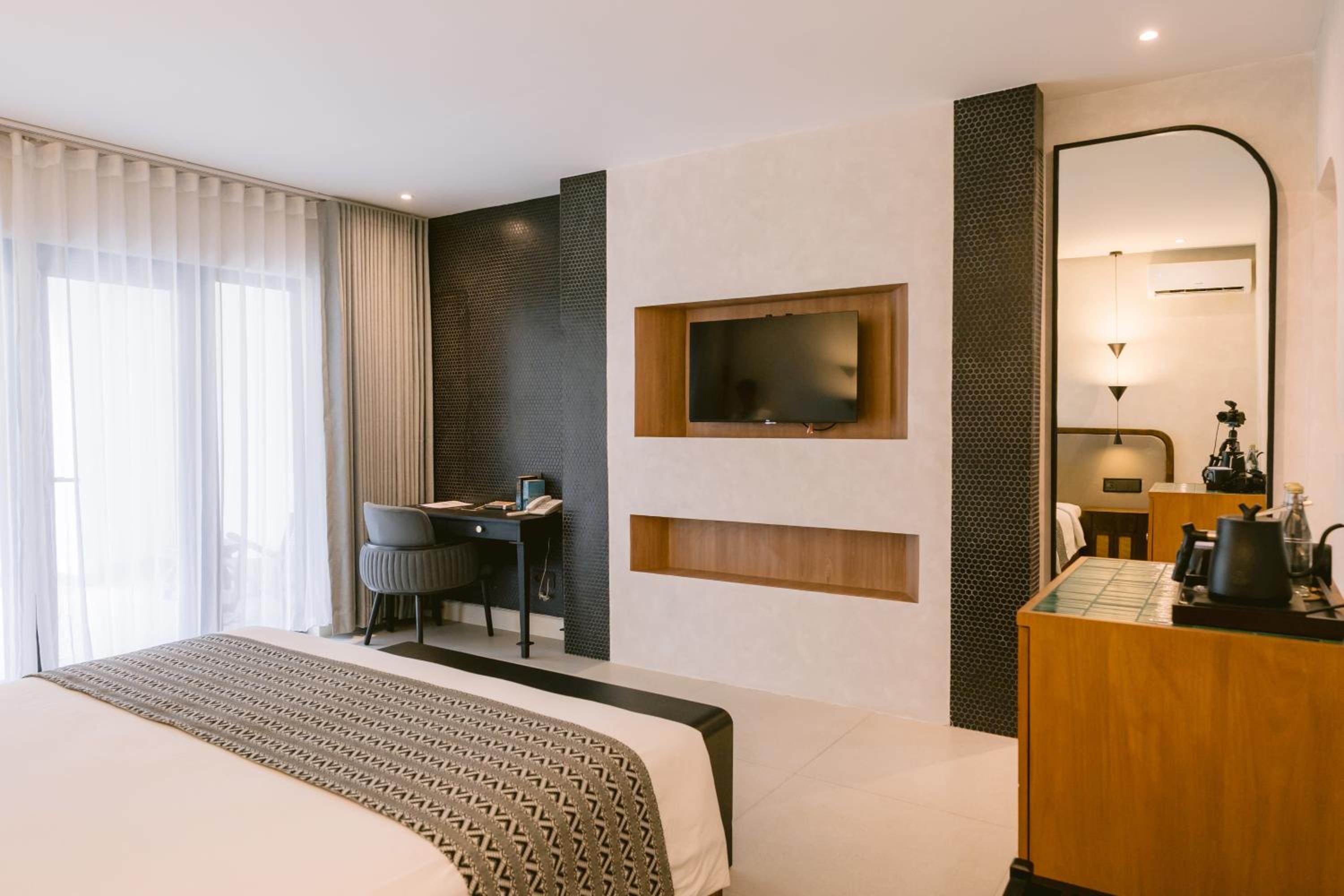 Deluxe Plus King Room - Photo 2
