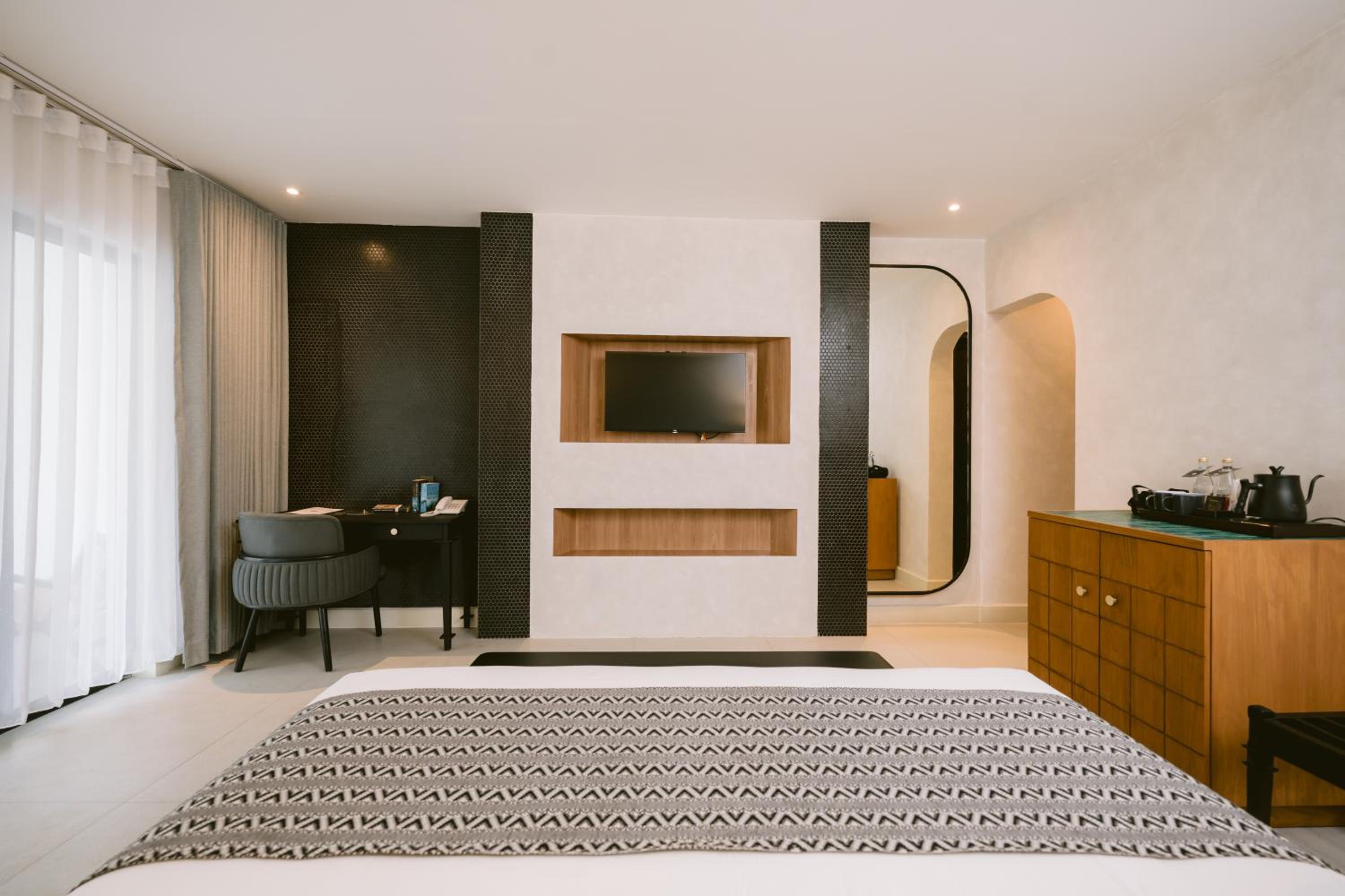 Deluxe Plus King Room - Photo 5
