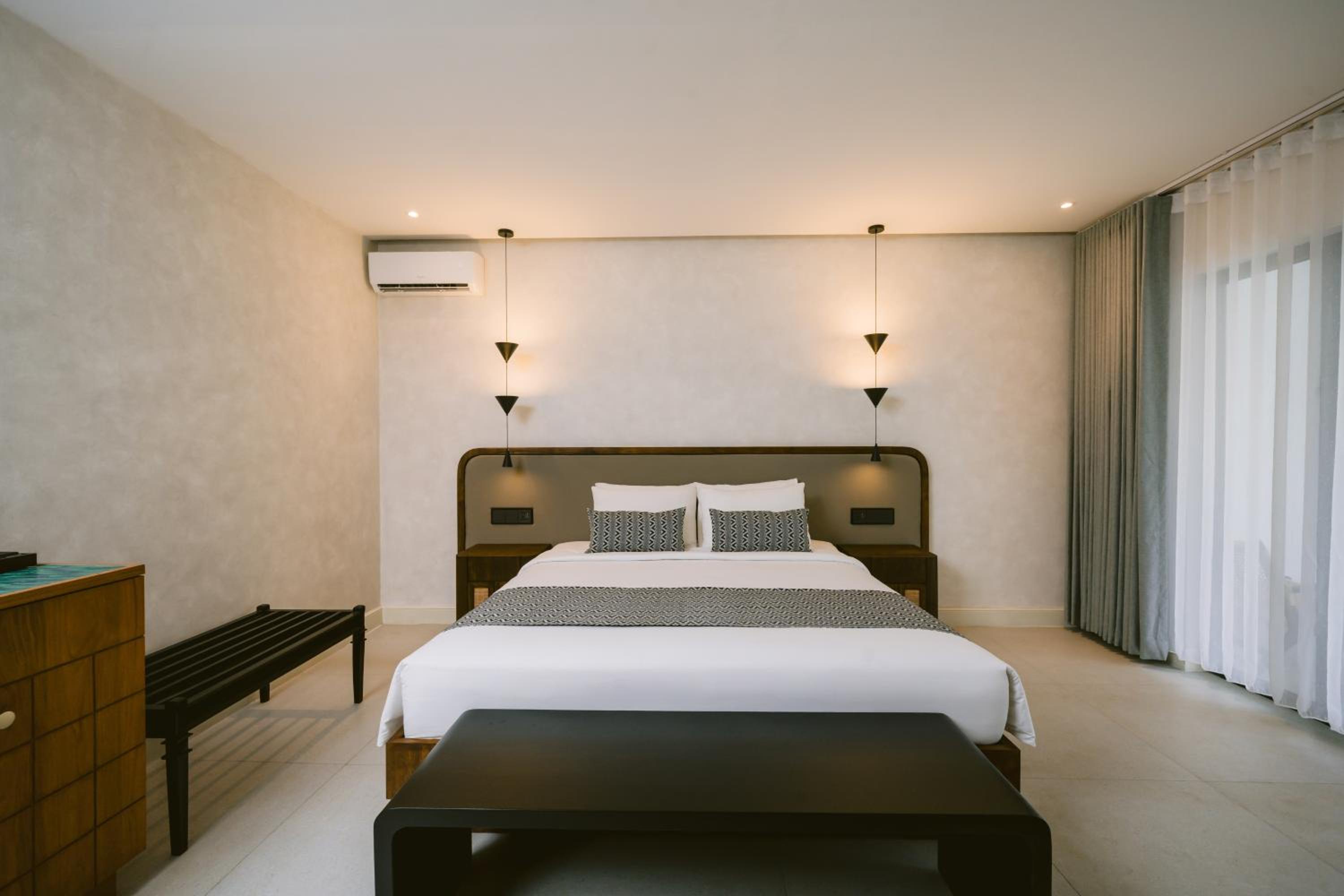 Deluxe Plus King Room - Photo 3