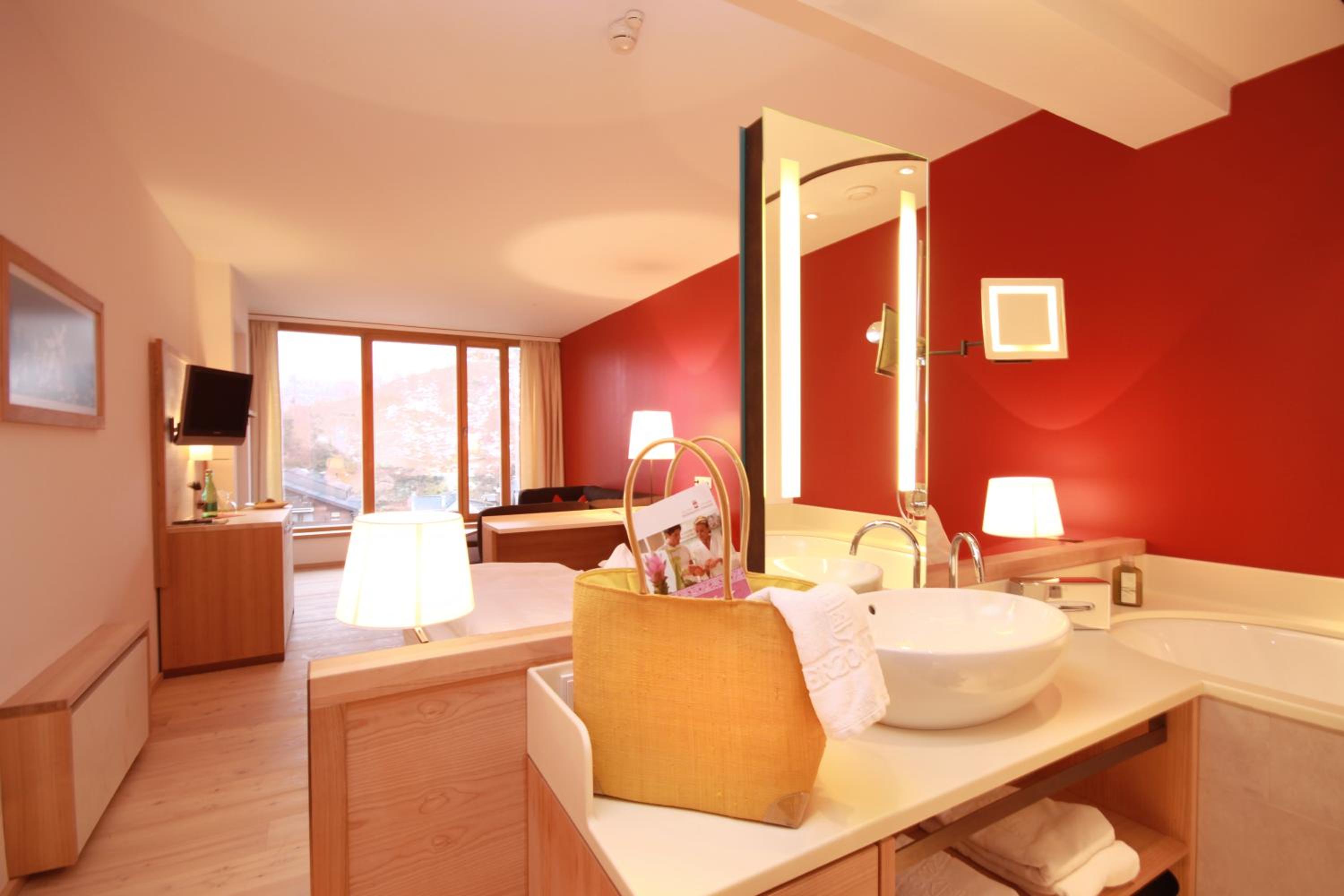 Junior Suite with Balcony and Mountain View photo 2