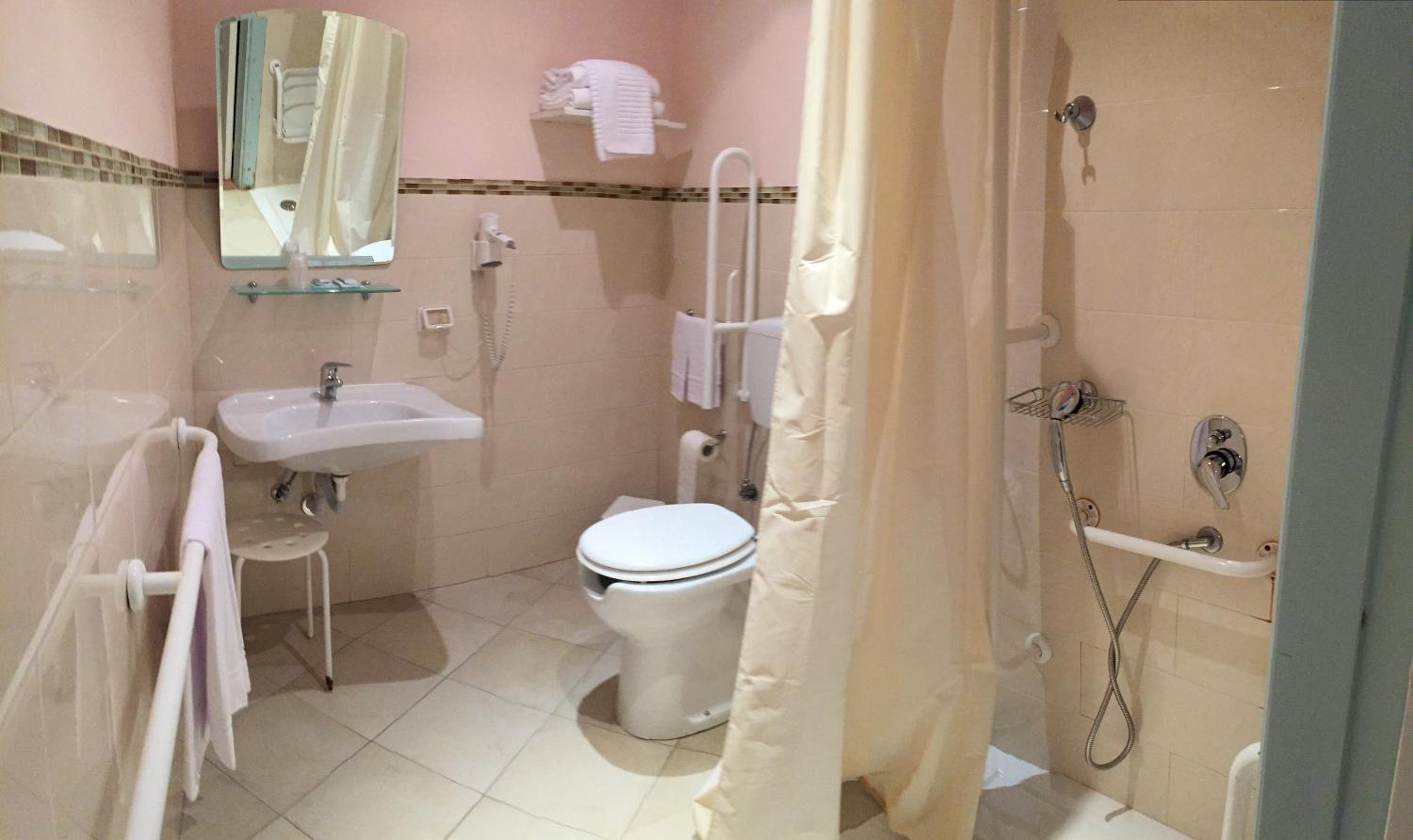 Double or Twin Room - Disability Access - Photo 2