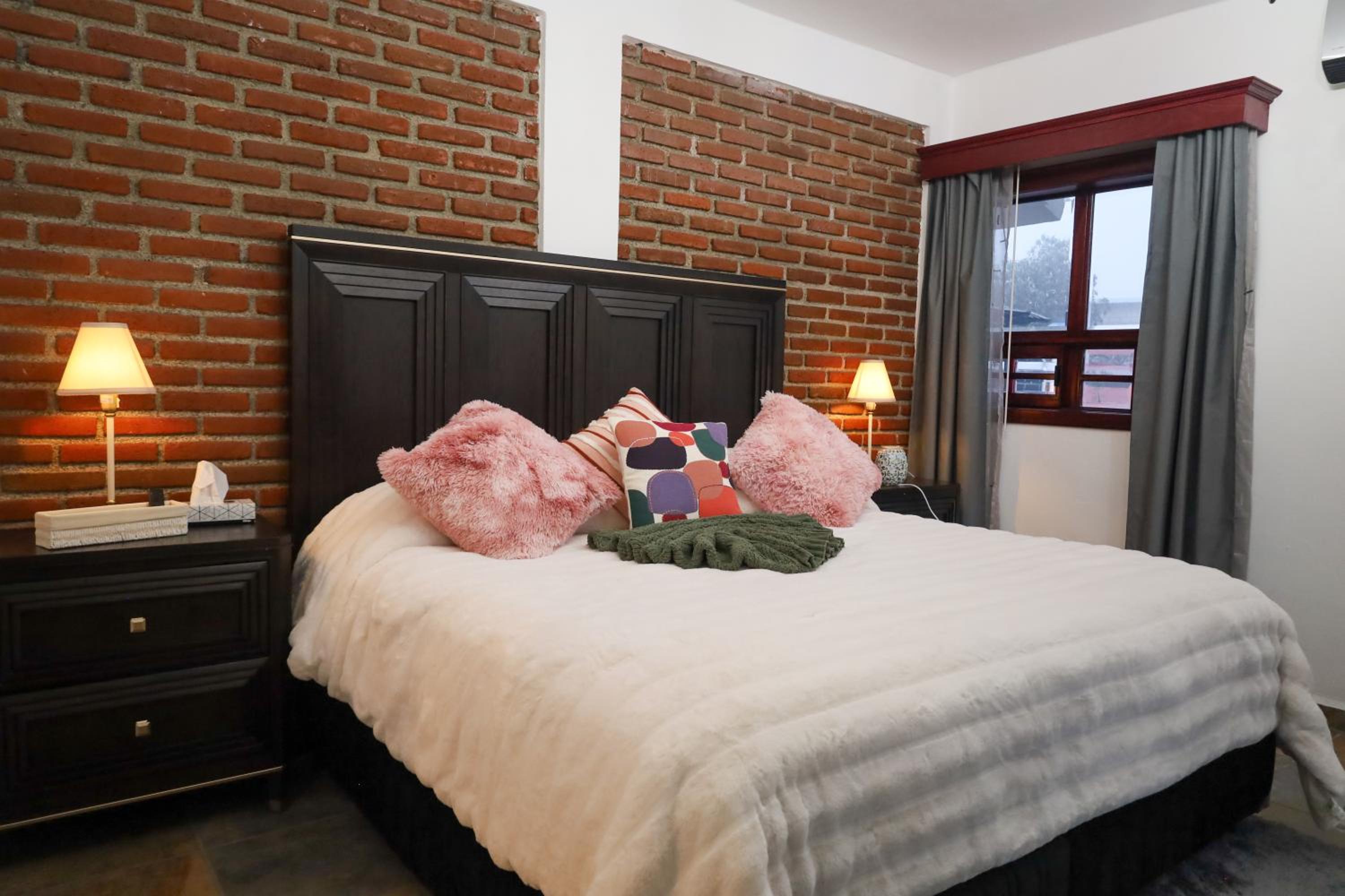 Deluxe Queen Suite