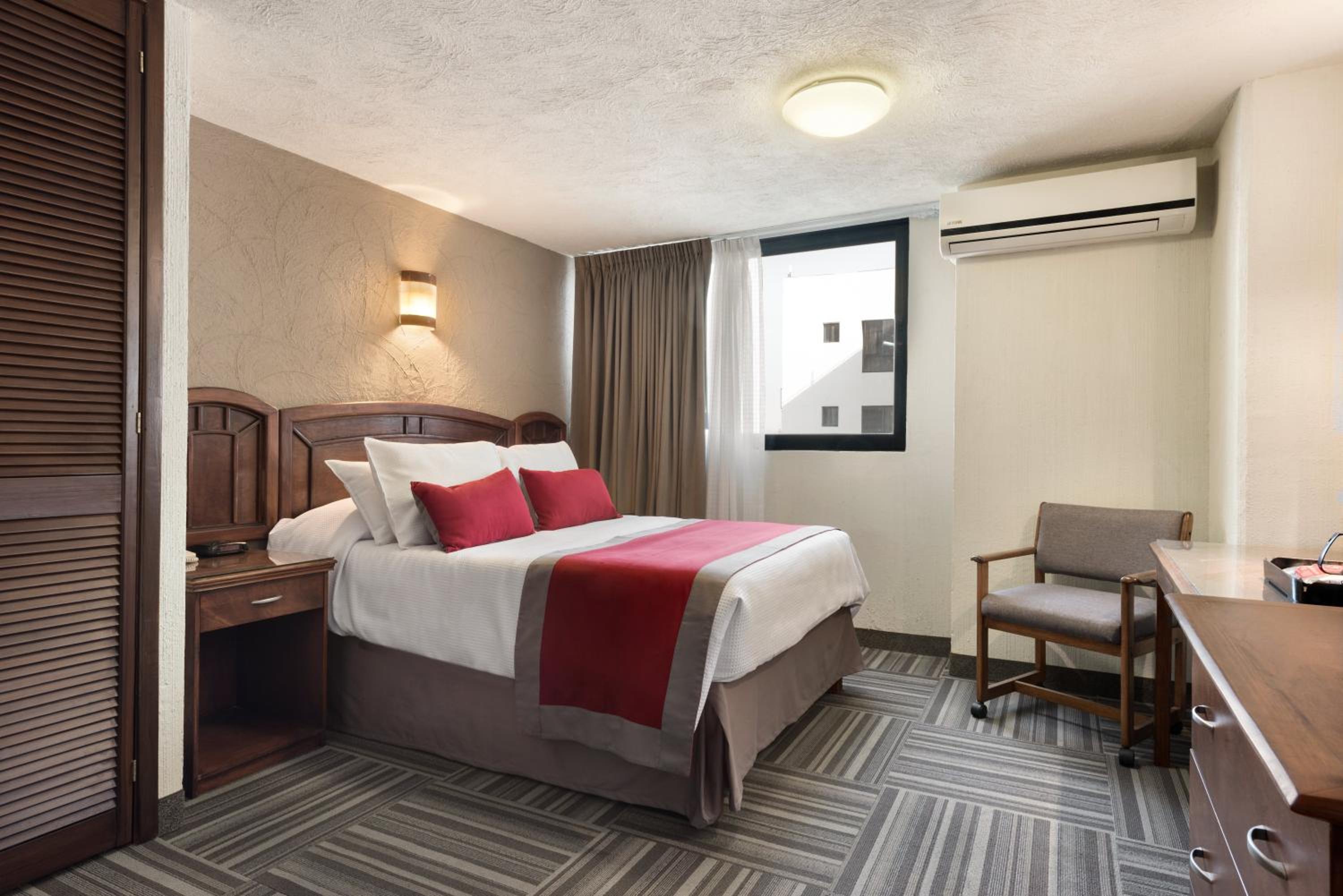 Double Room with One Double Bed - Non-Smoking - Photo 1