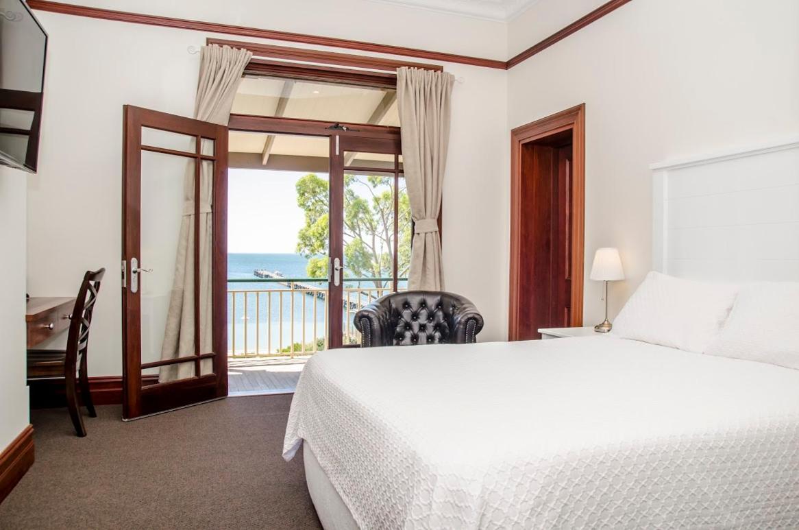 Executive Queen Room with Balcony photo 3