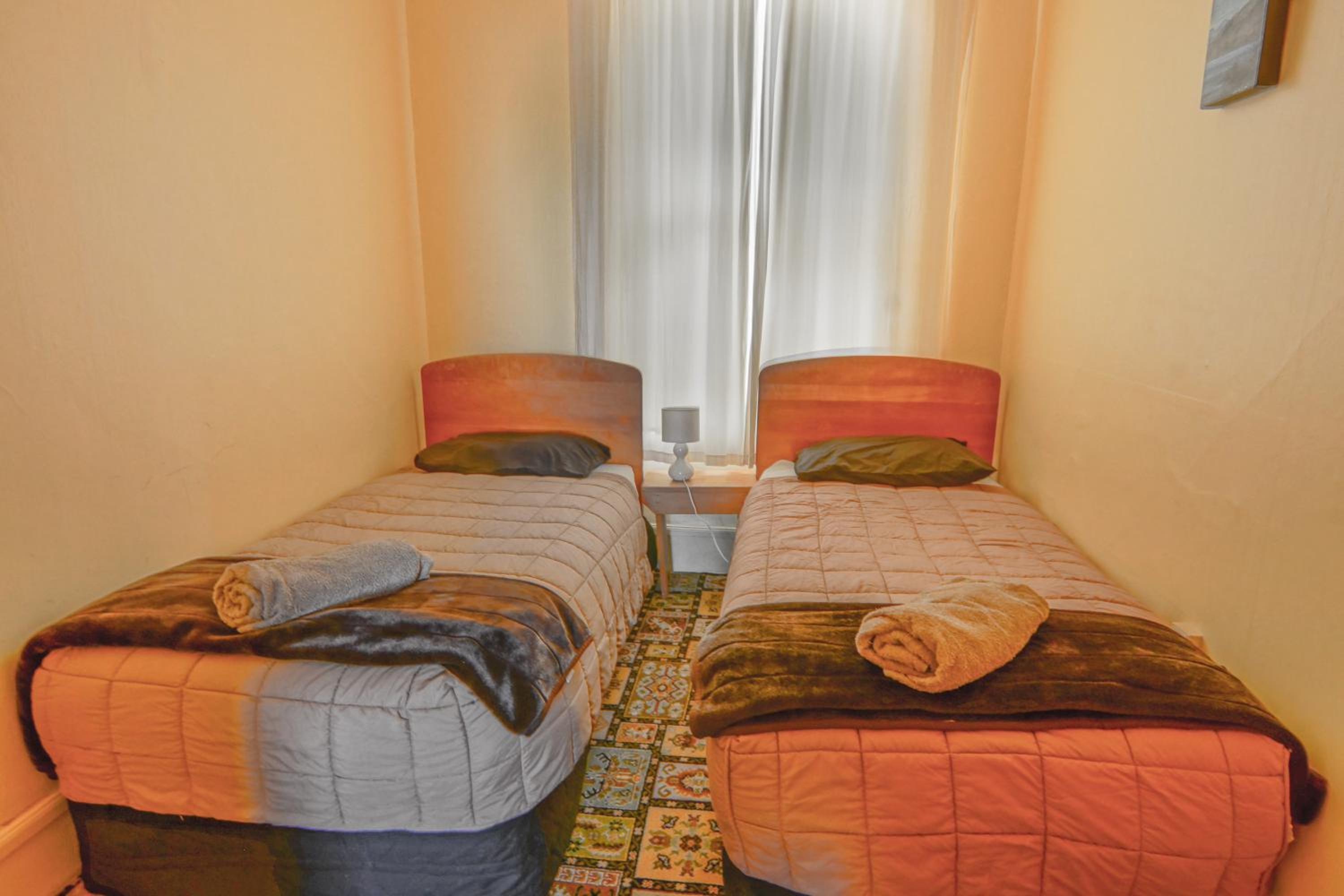 Budget Twin Room - Photo 3