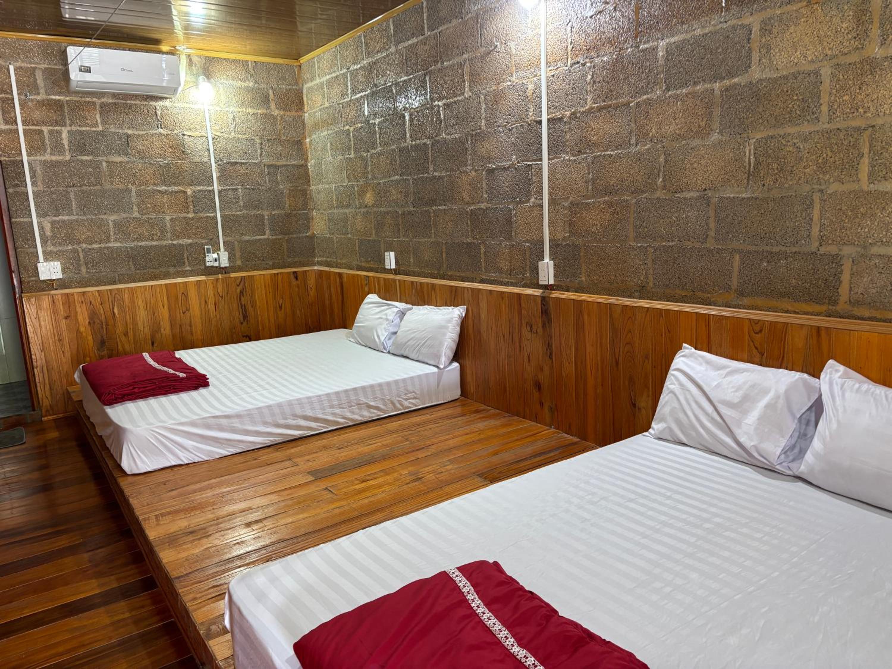 Quadruple Room with Private Bathroom photo 3