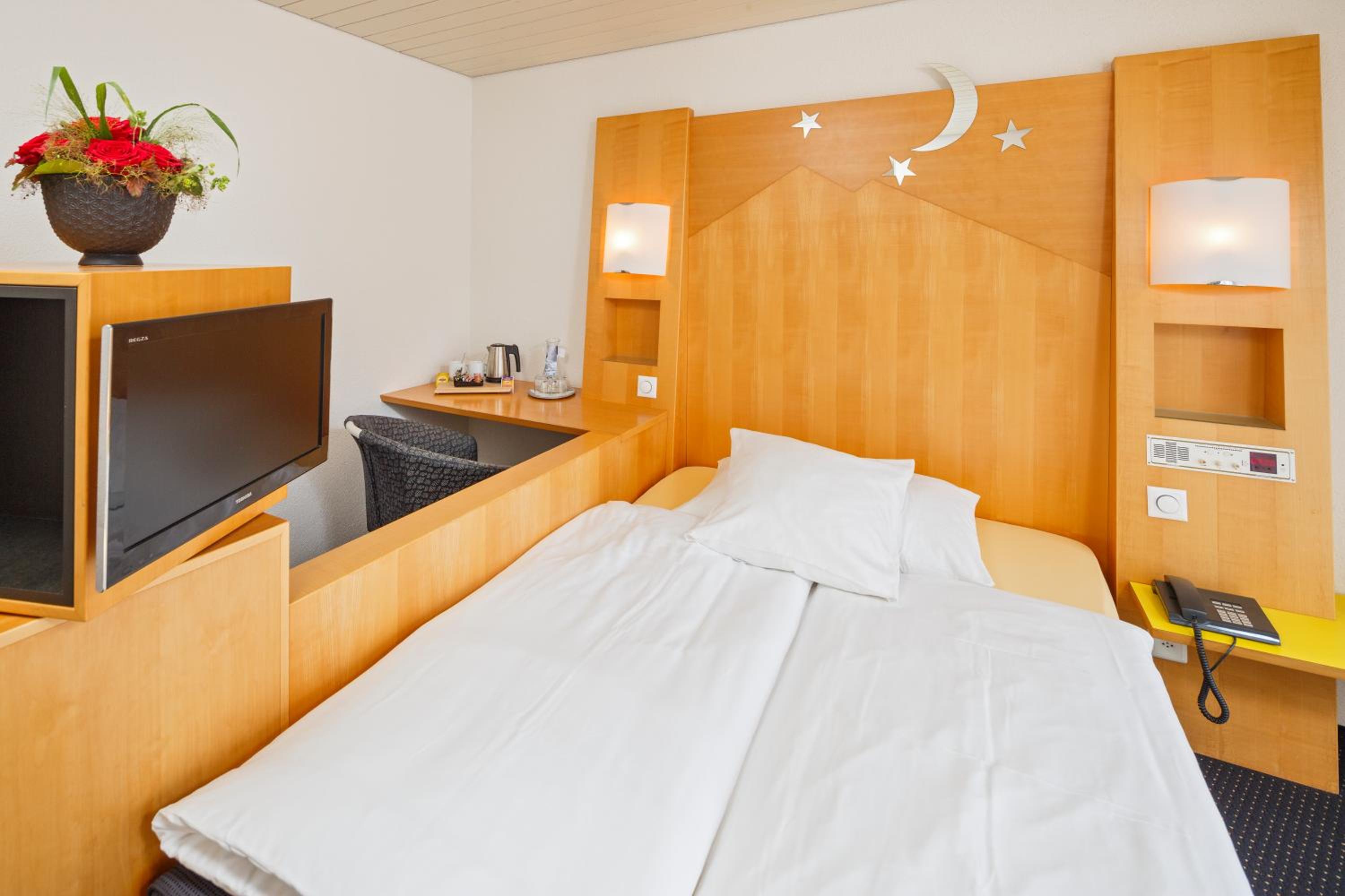 Simple Room with Small Double Bed photo 3