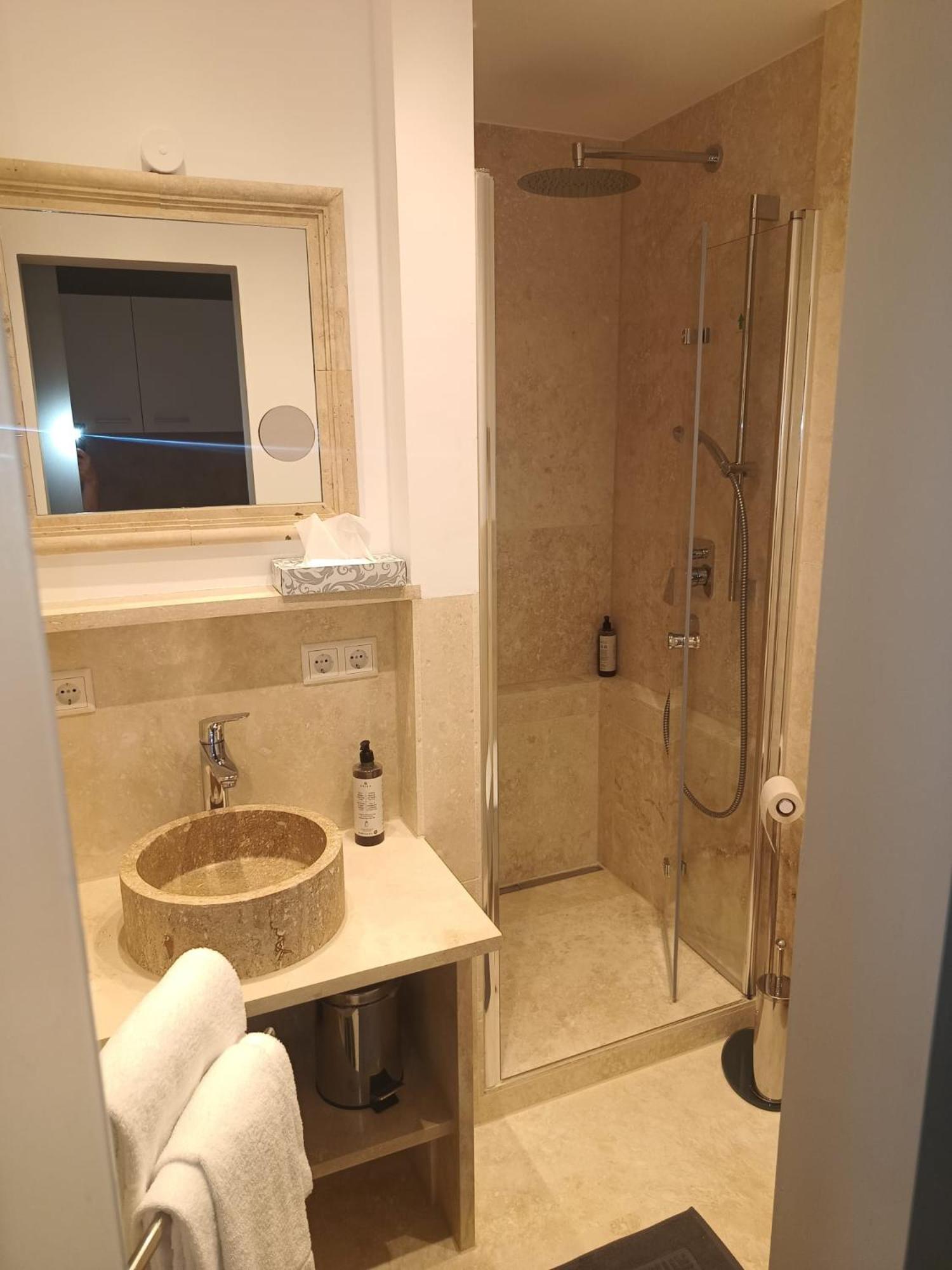One-Bedroom Apartment with Balcony photo 3