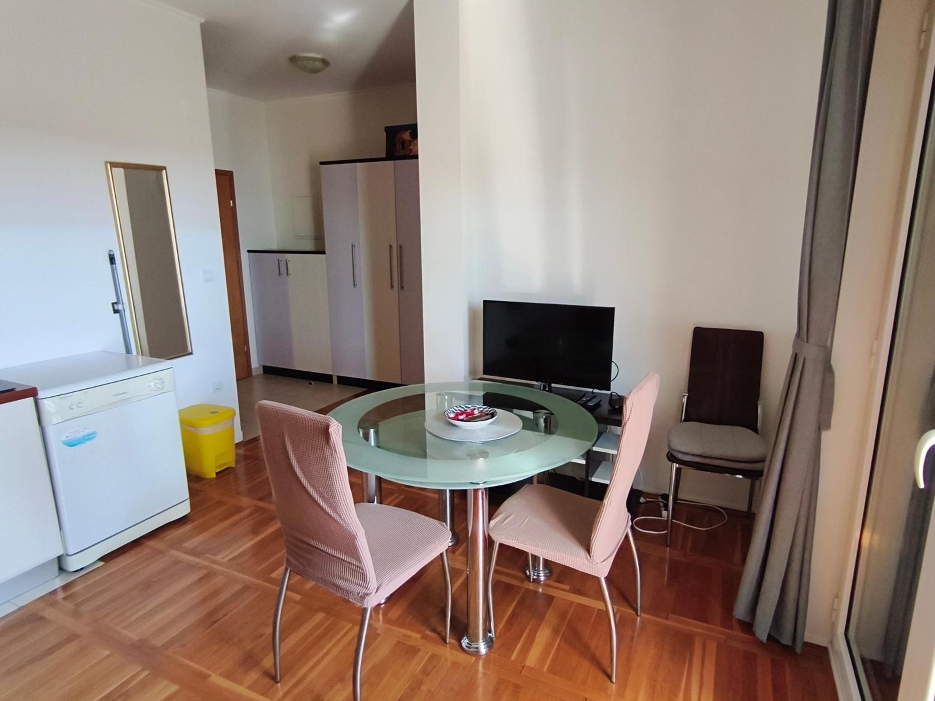 Apartment photo 2