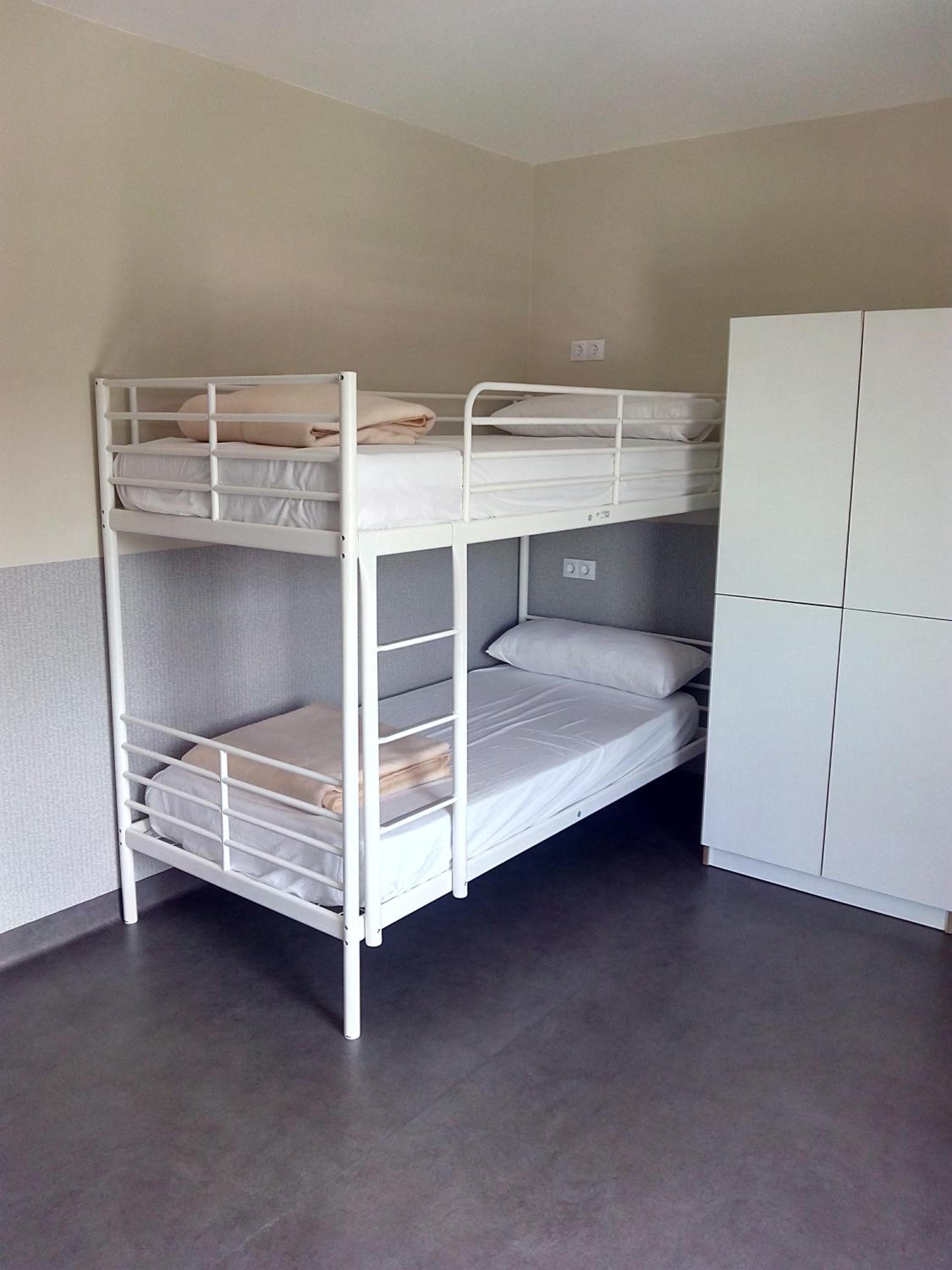 Cama individual en habitación compartida