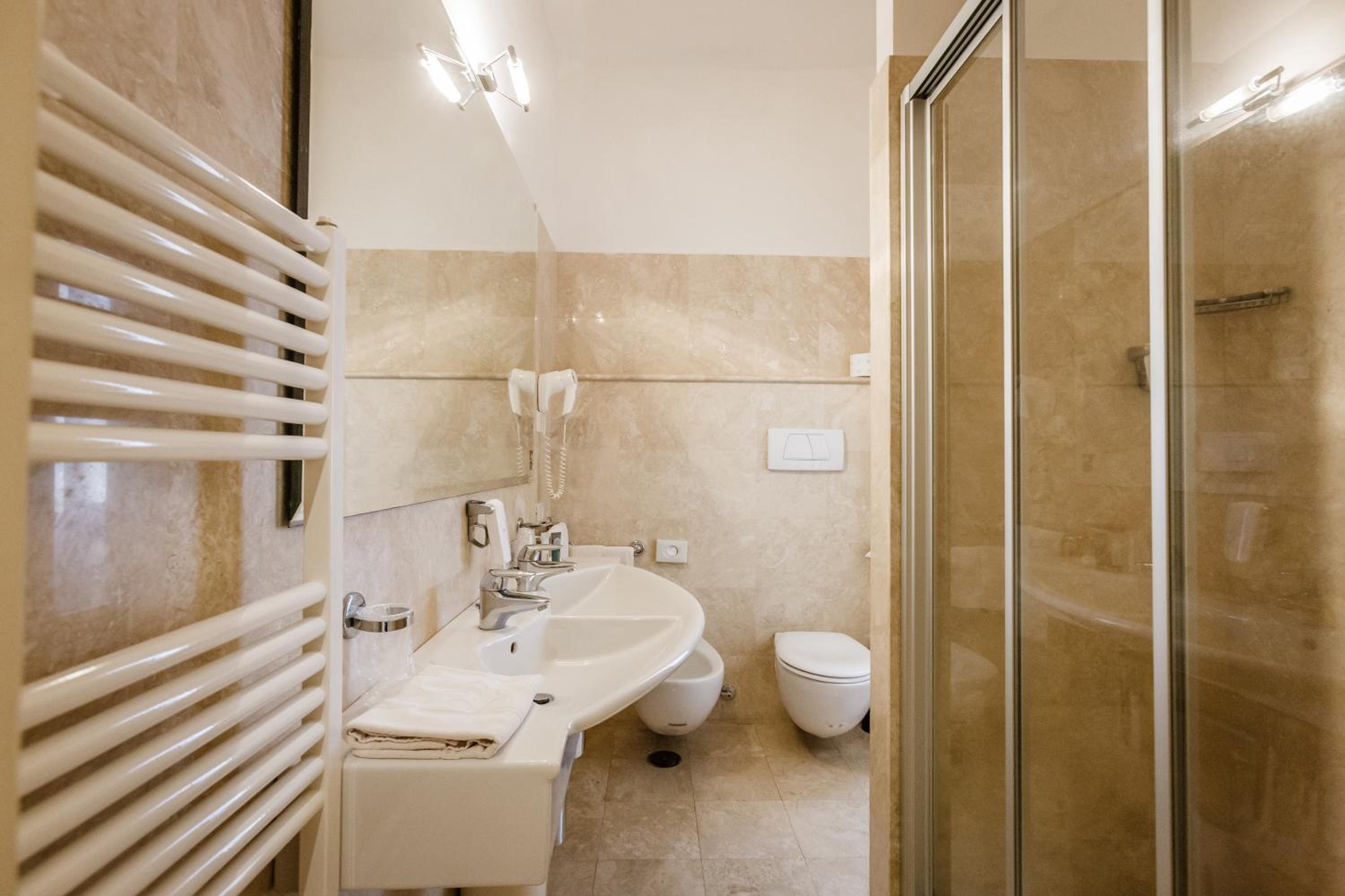 Suite - Photo 8