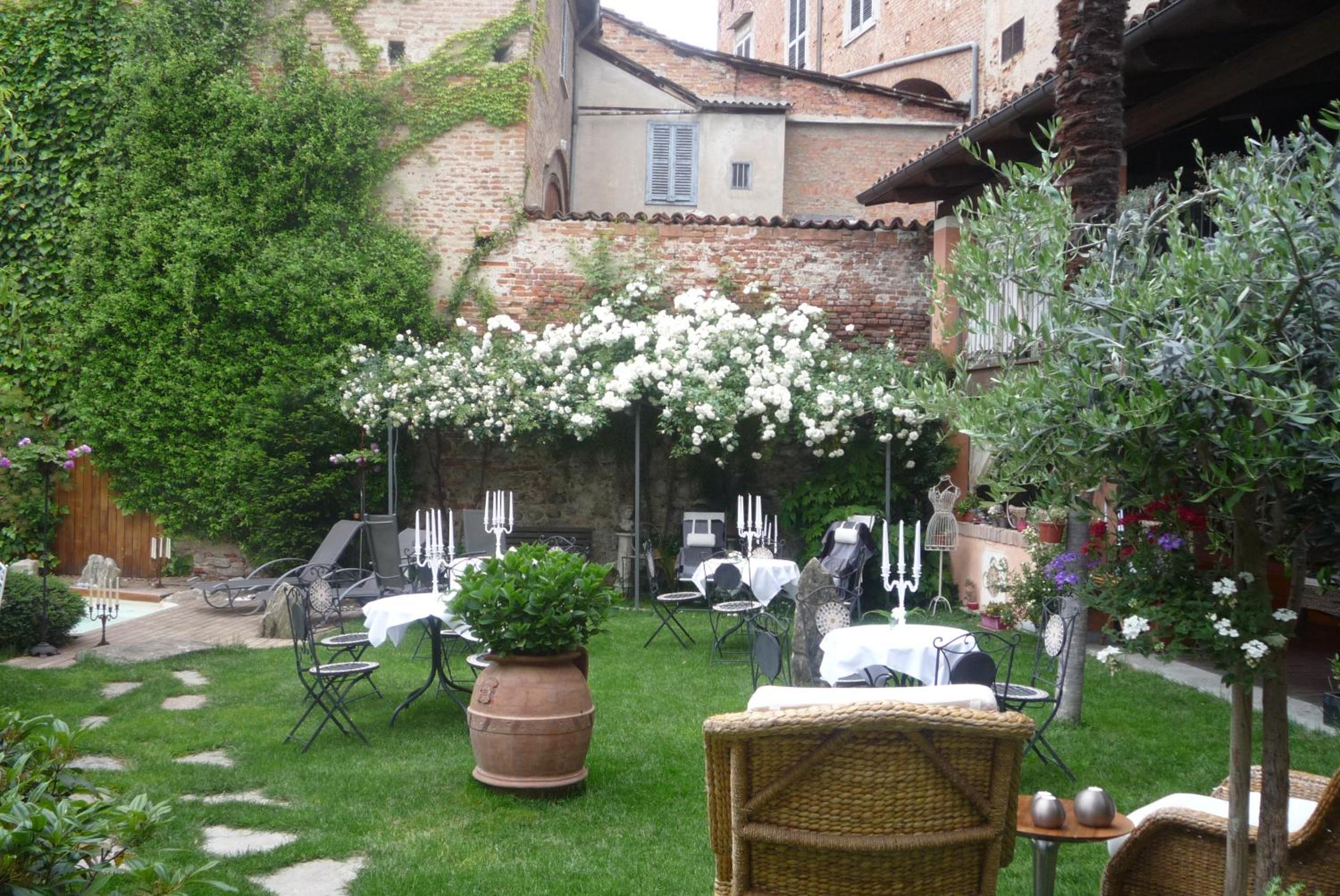 One-Bedroom Apartment with Garden View photo 2