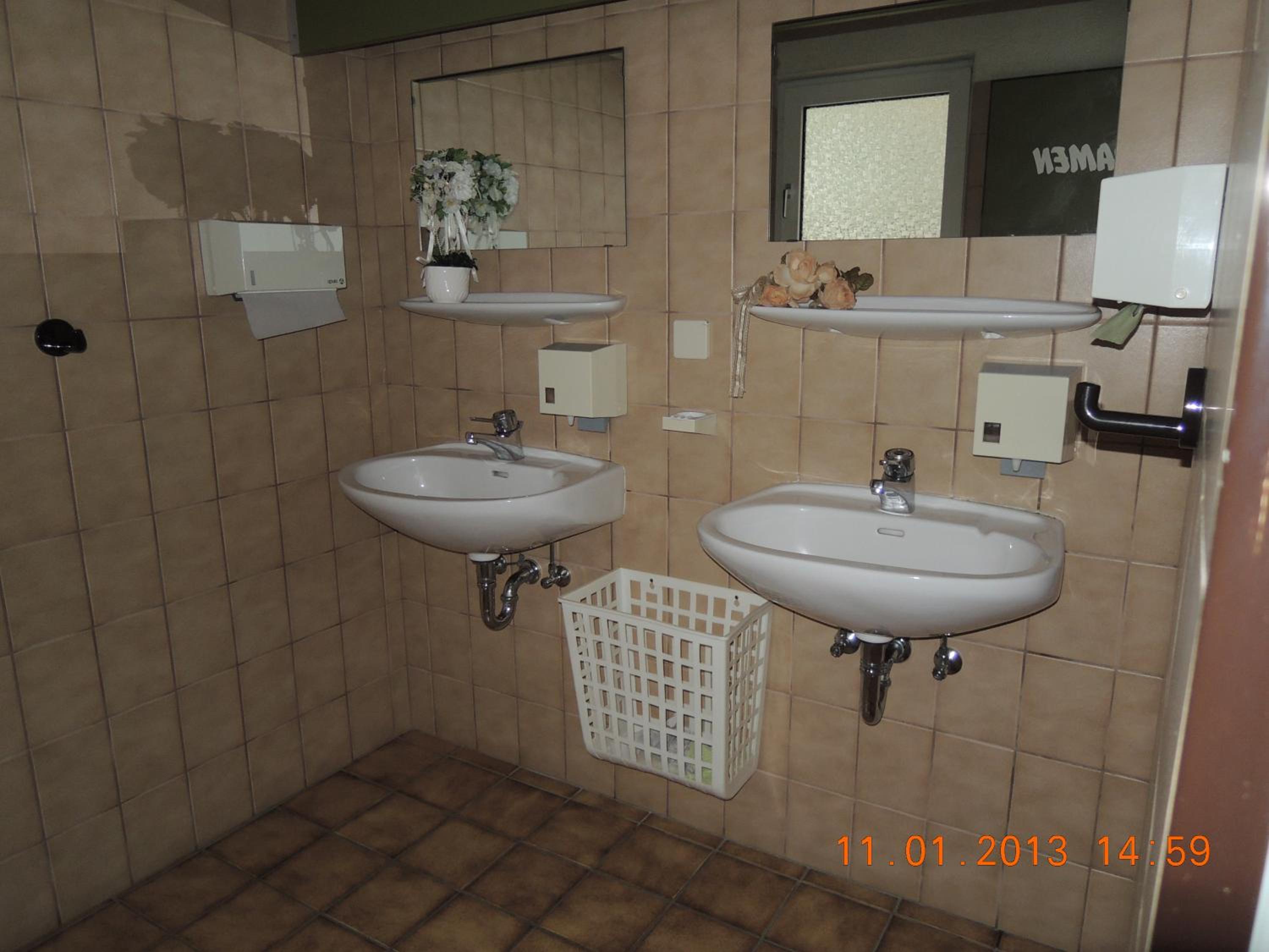 Twin Room with Shared Toilet photo 2