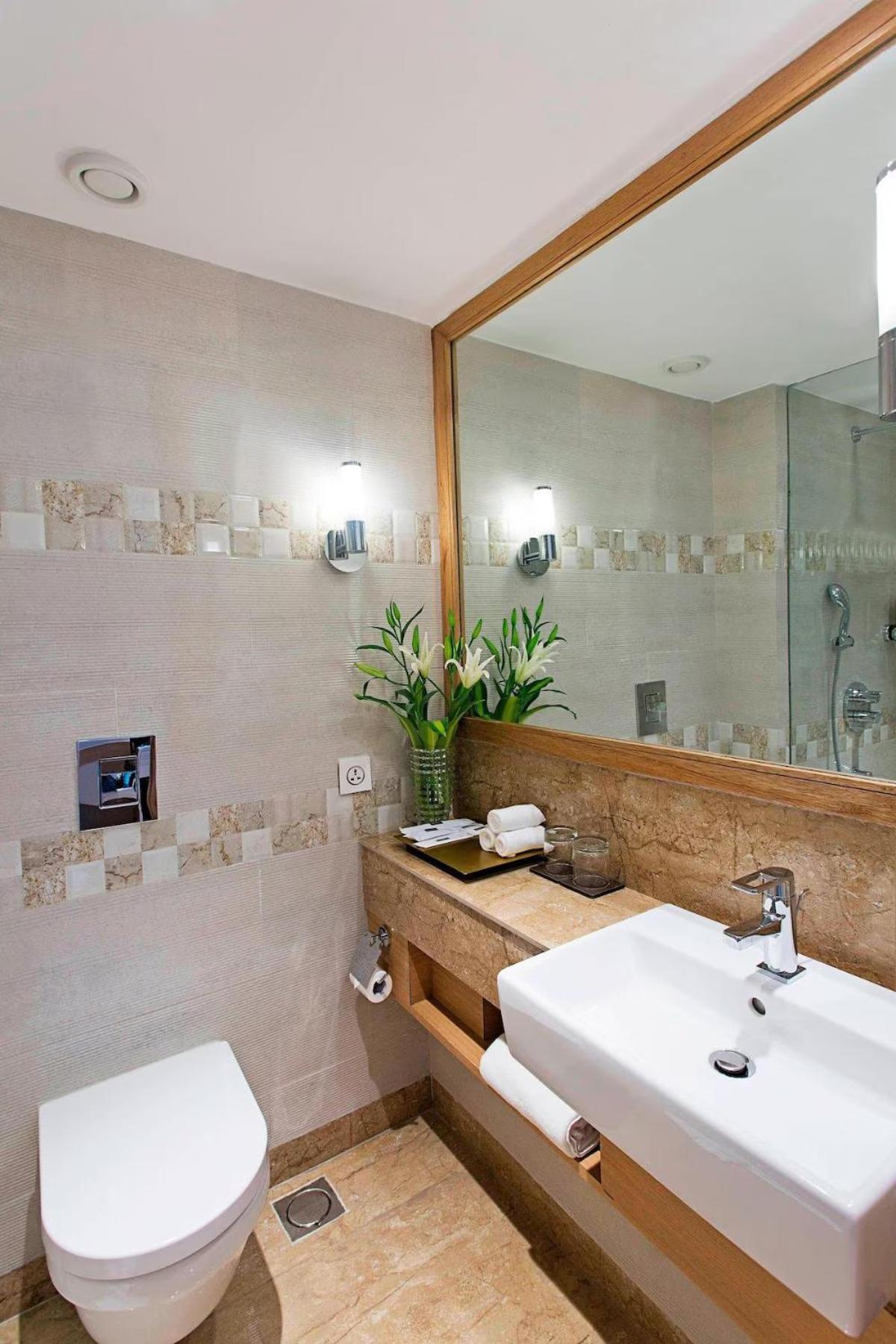 Large Queen Room with City View 2 pints of beer on arrival per room per stay & 30% discount on F&B photo 2