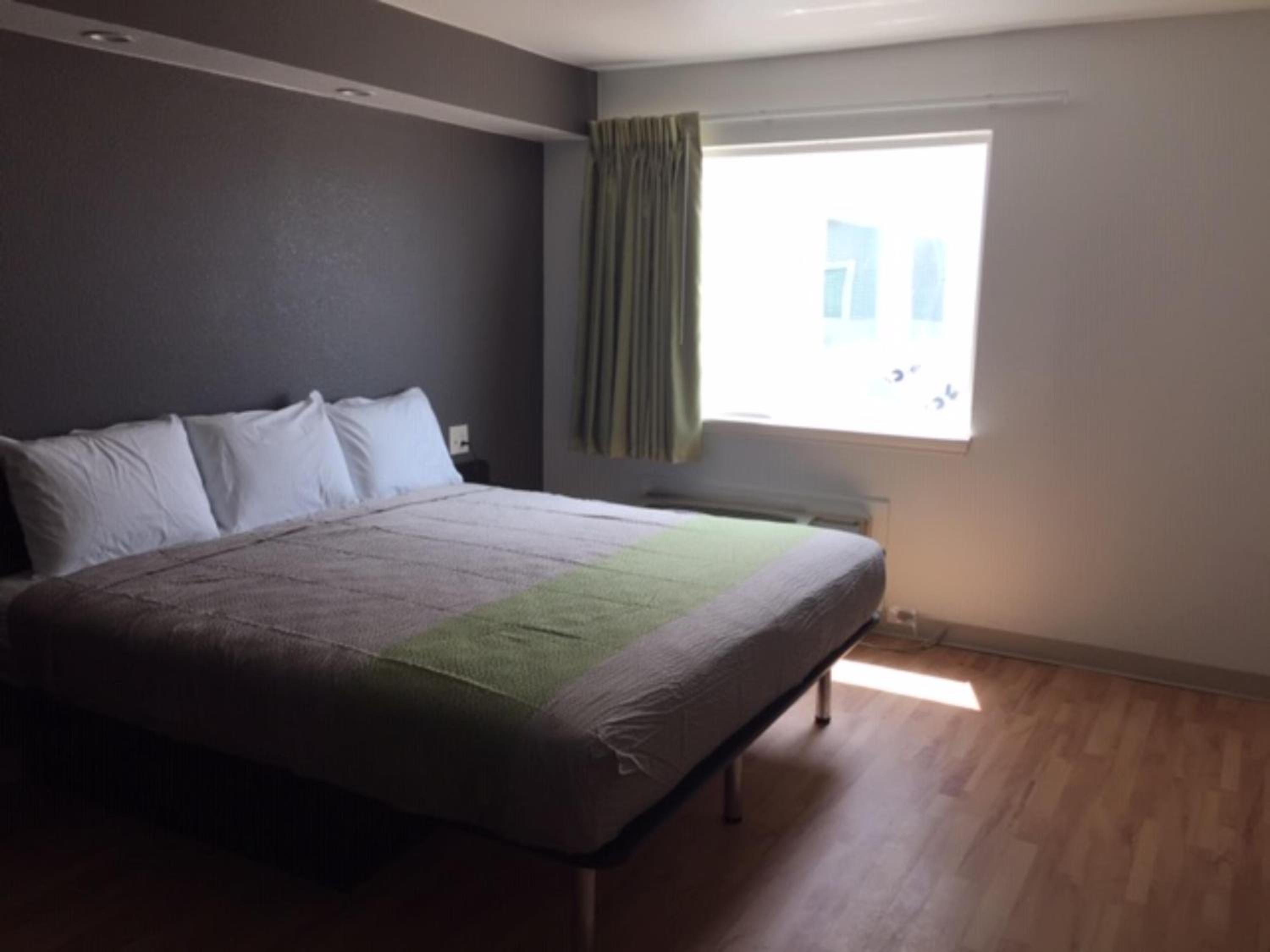 Deluxe King Room - Non-Smoking - Photo 1