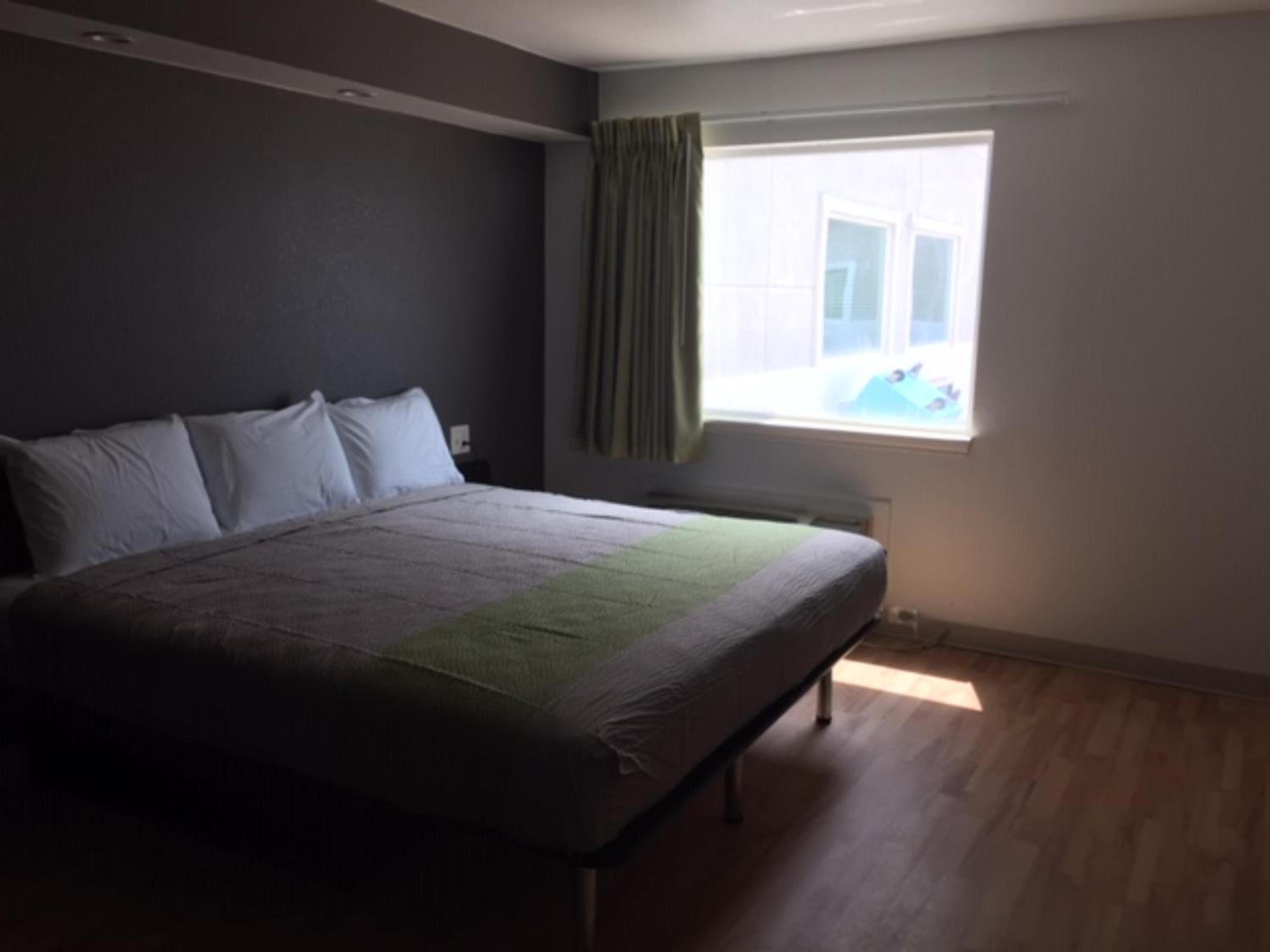 Deluxe King Room - Non-Smoking - Photo 2