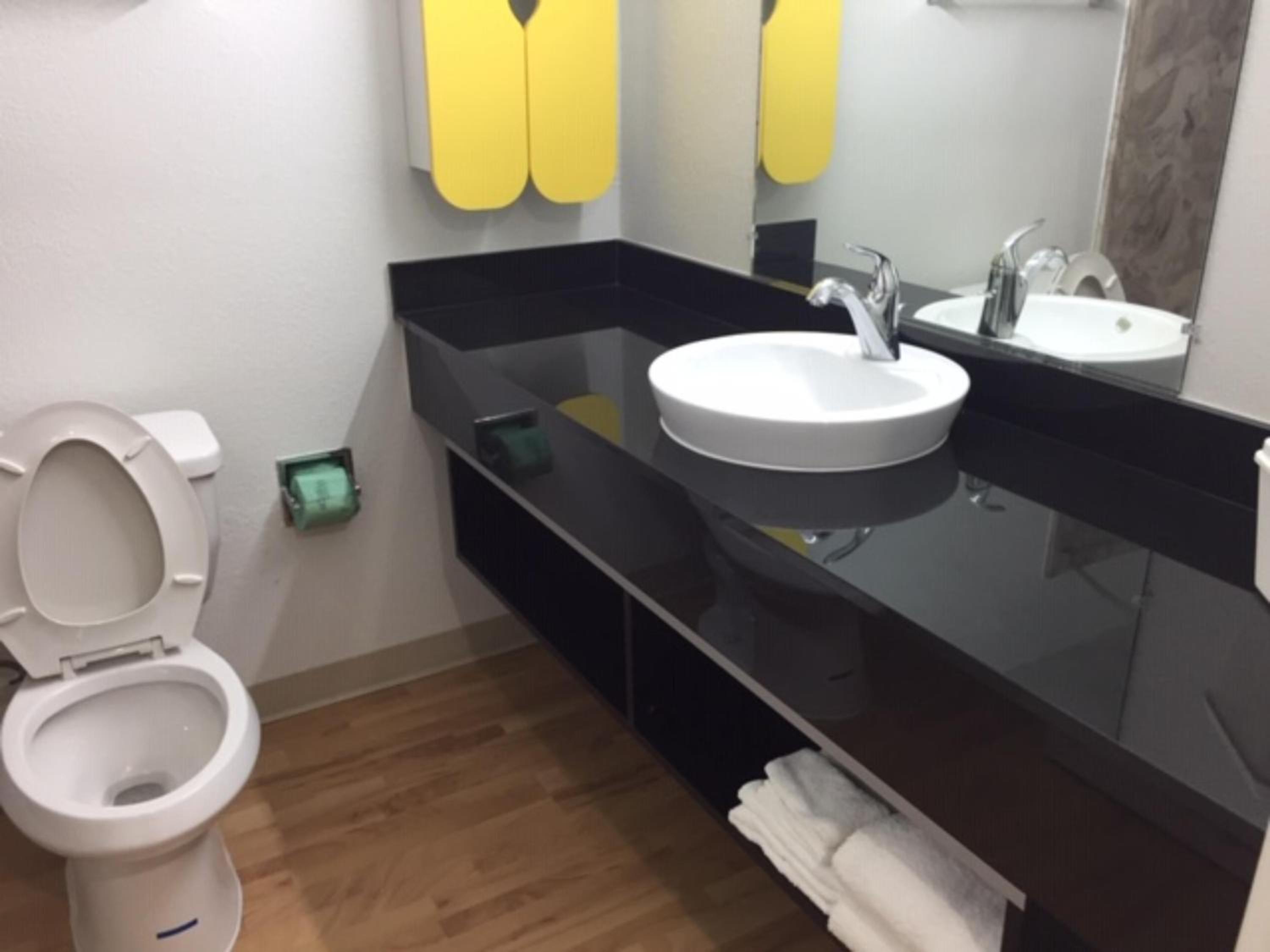 Deluxe King Room - Non-Smoking - Photo 4