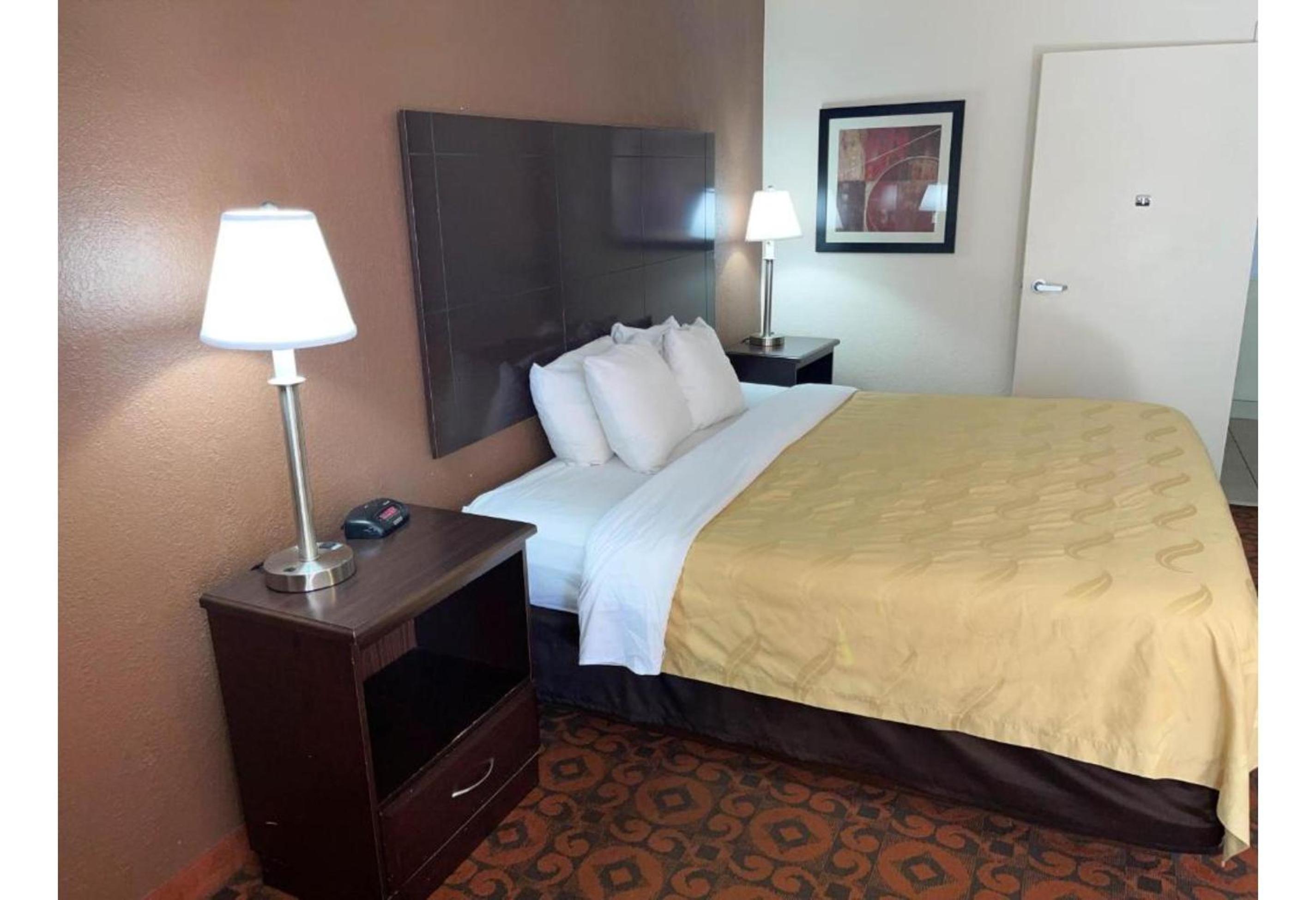 1 King Bed | Non-Smoking - Photo 3