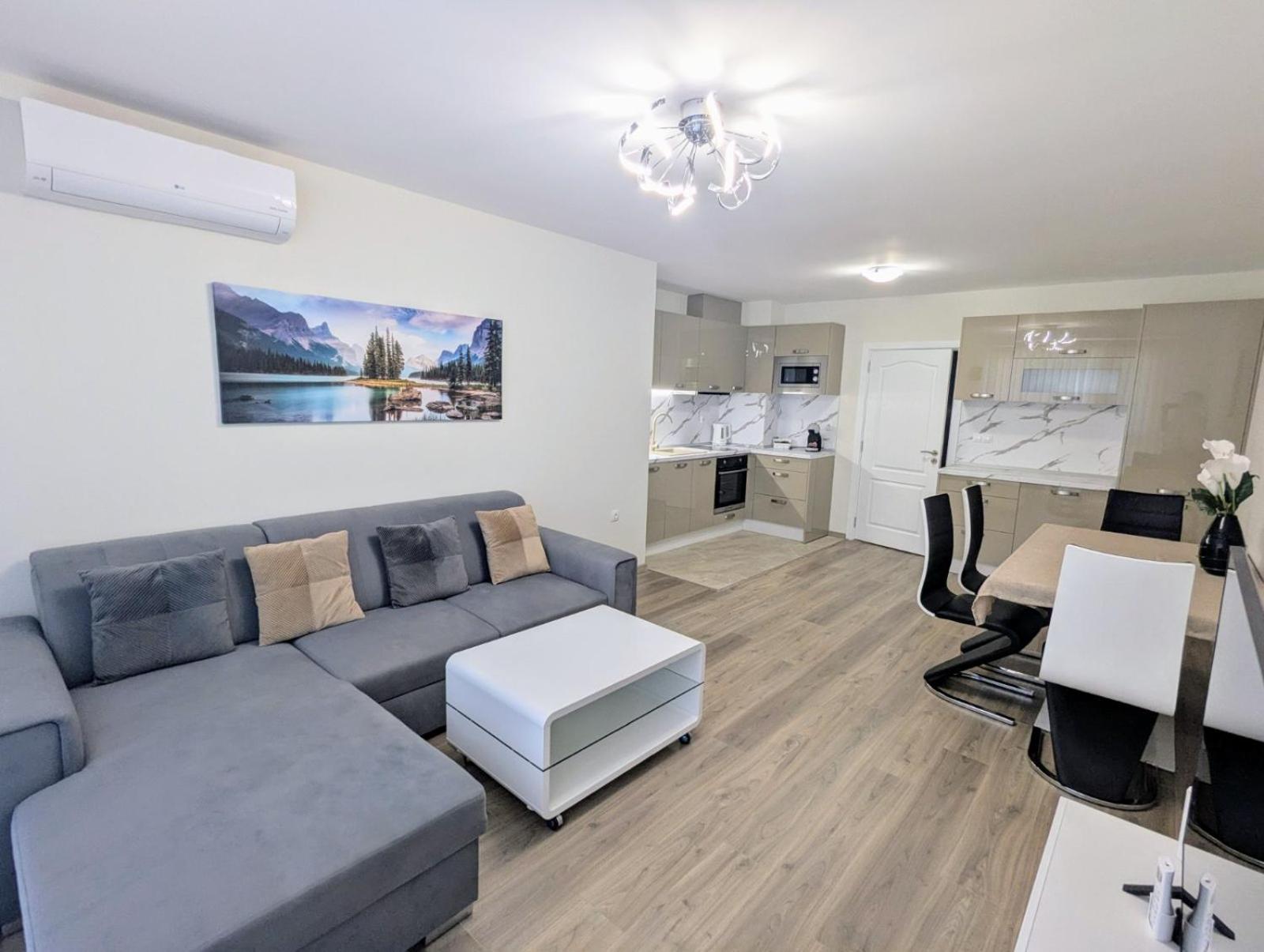Two-Bedroom Apartment with Pool View photo 2