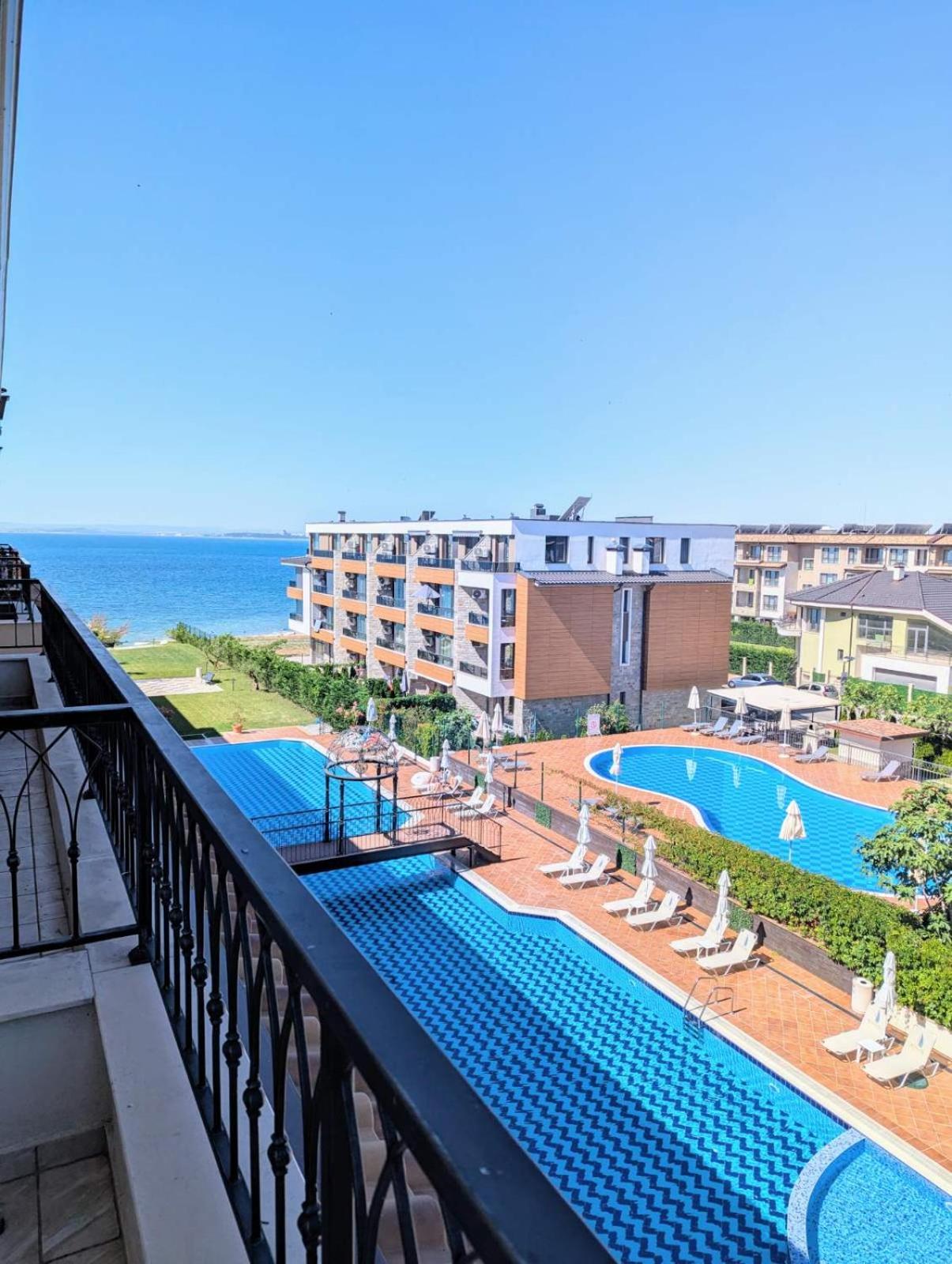 Two-Bedroom Apartment with Pool View photo 3