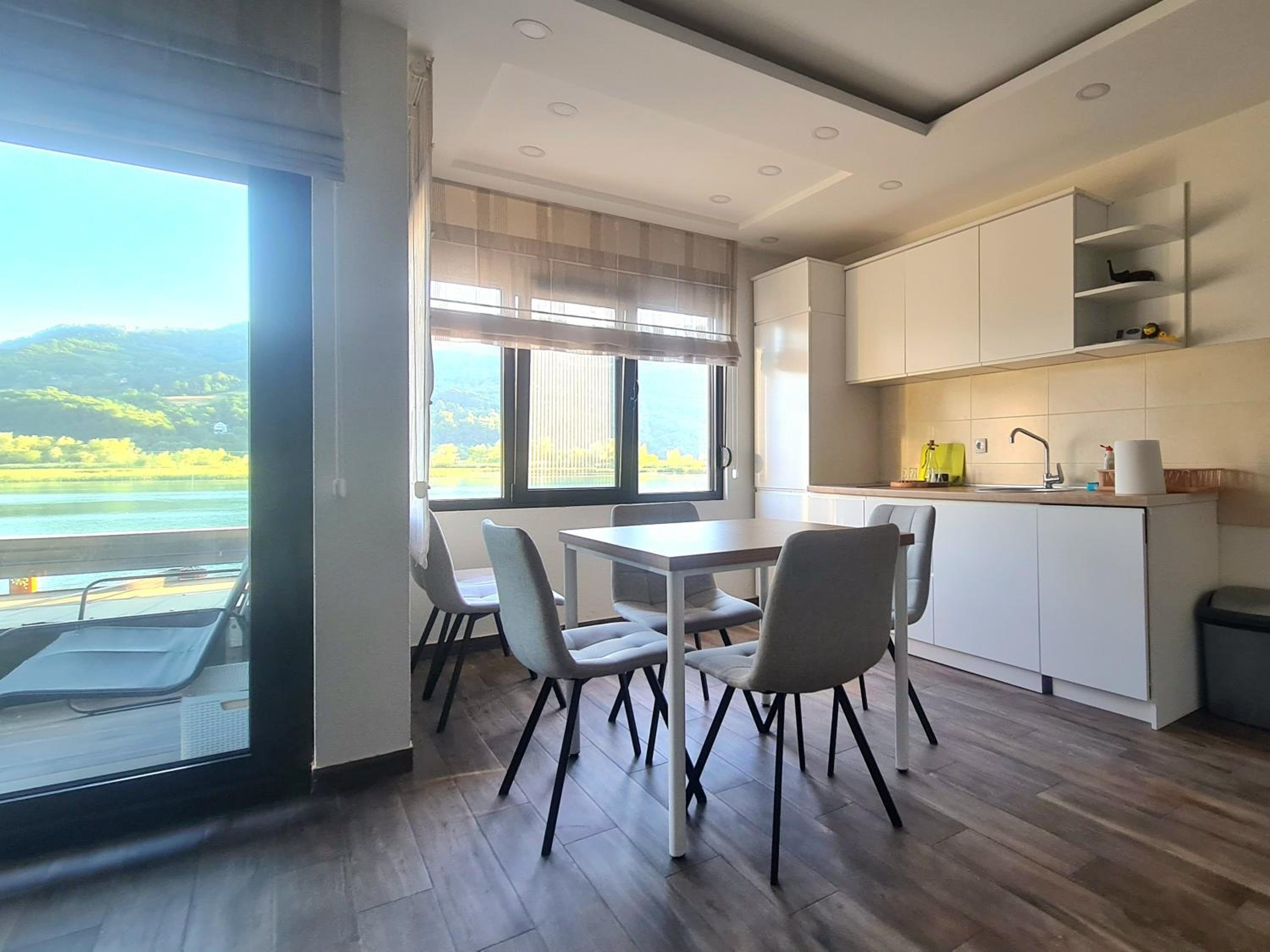 One-Bedroom Apartment with Balcony photo 3